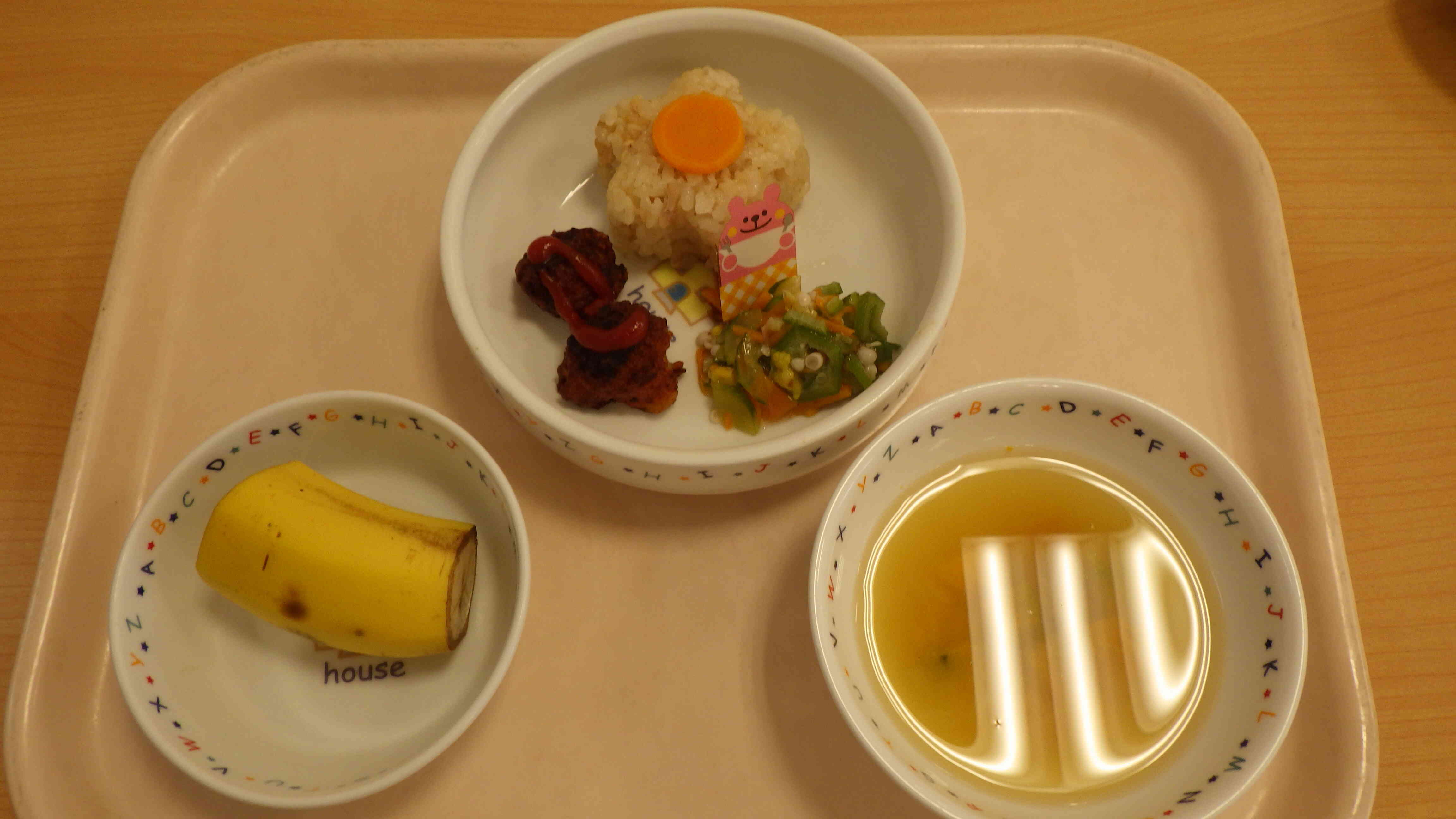 給食はお花の形のかわいいご飯でした。