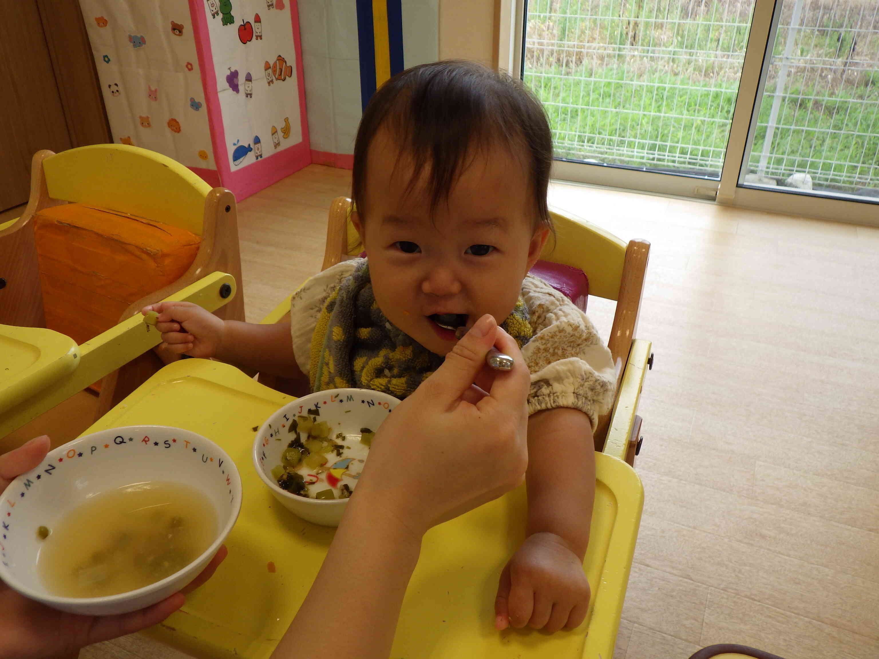 モグモグ、給食大好き！