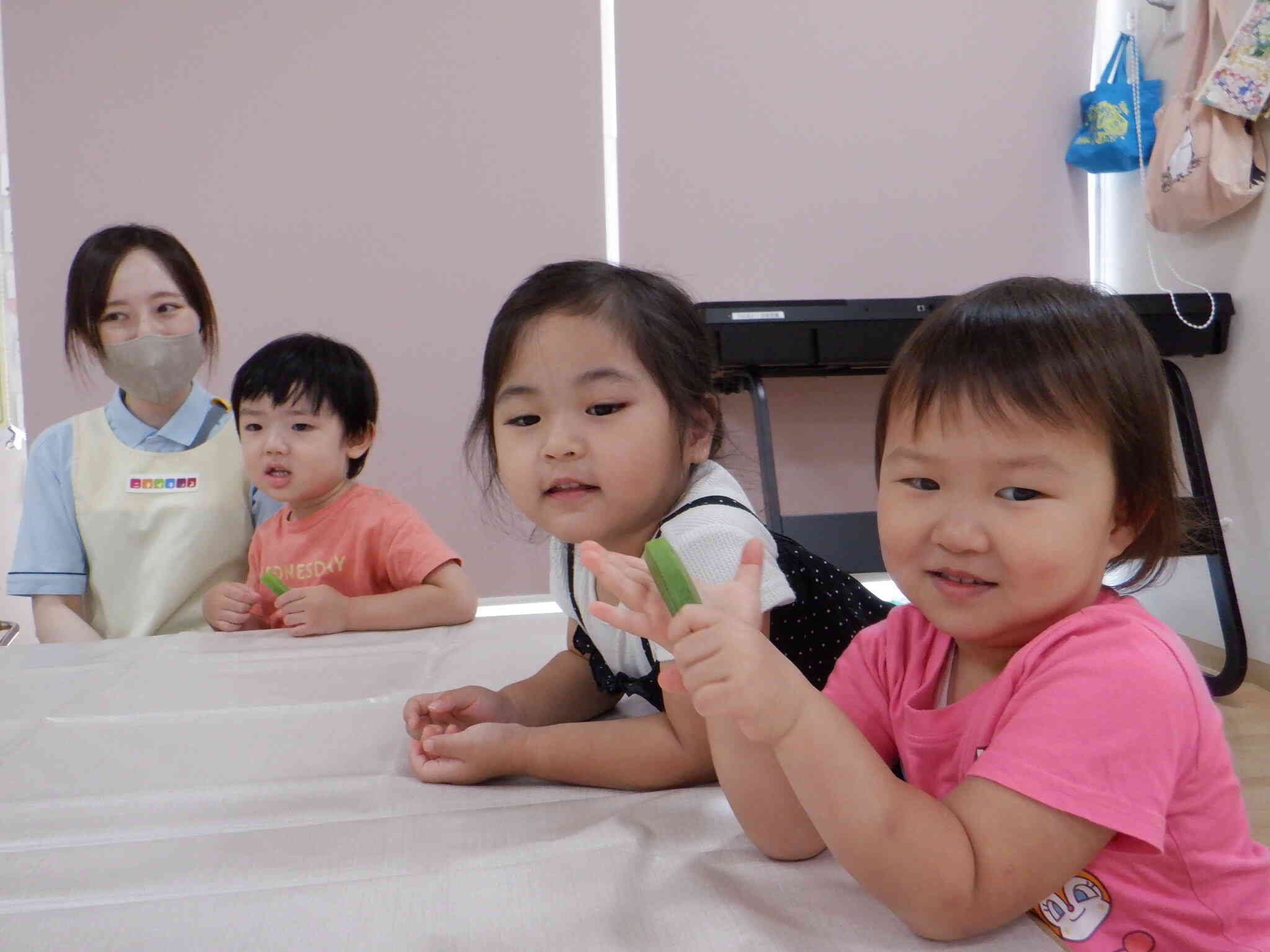 野菜を切る様子を真剣に見ている子どもたちです！