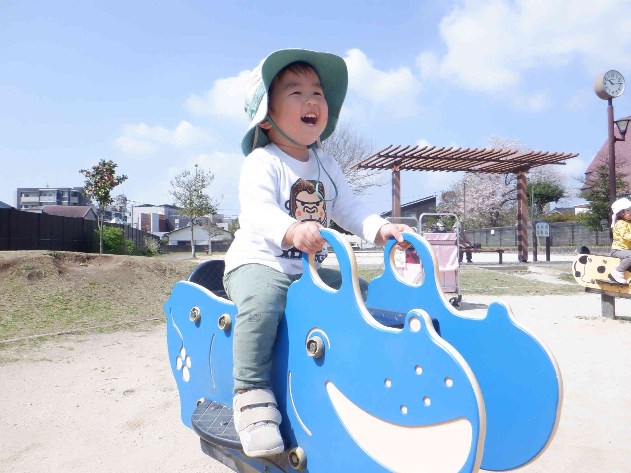 お天気の時には公園で思いっきり遊ぶよ～