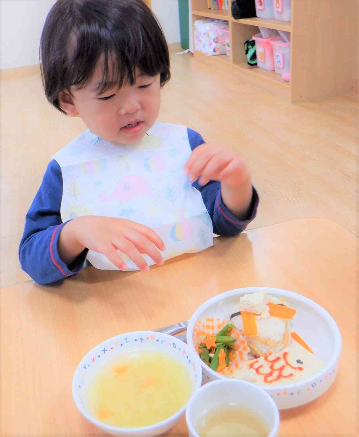給食を楽しみに待っていたようです♪