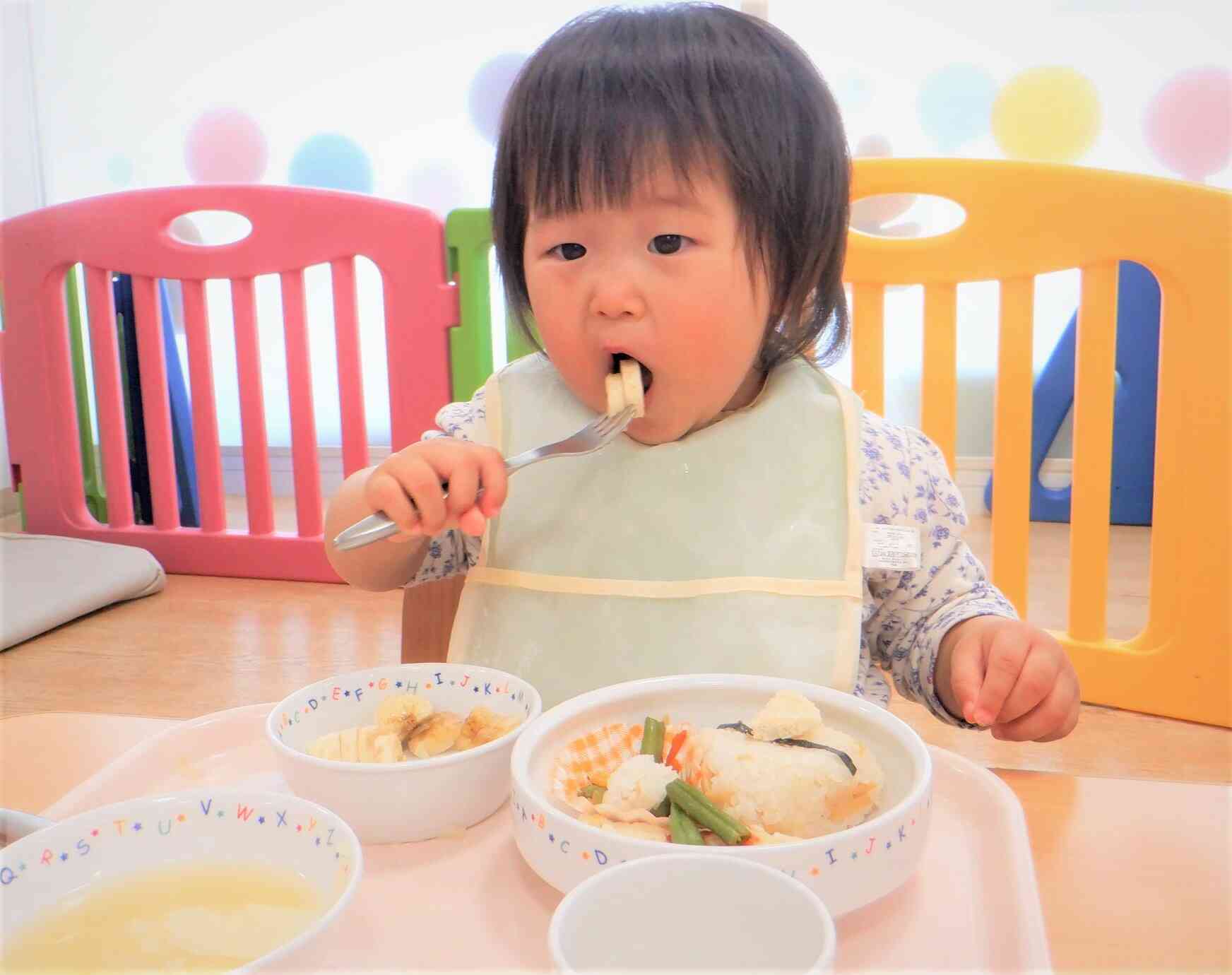 大好きなバナナをぱくり！