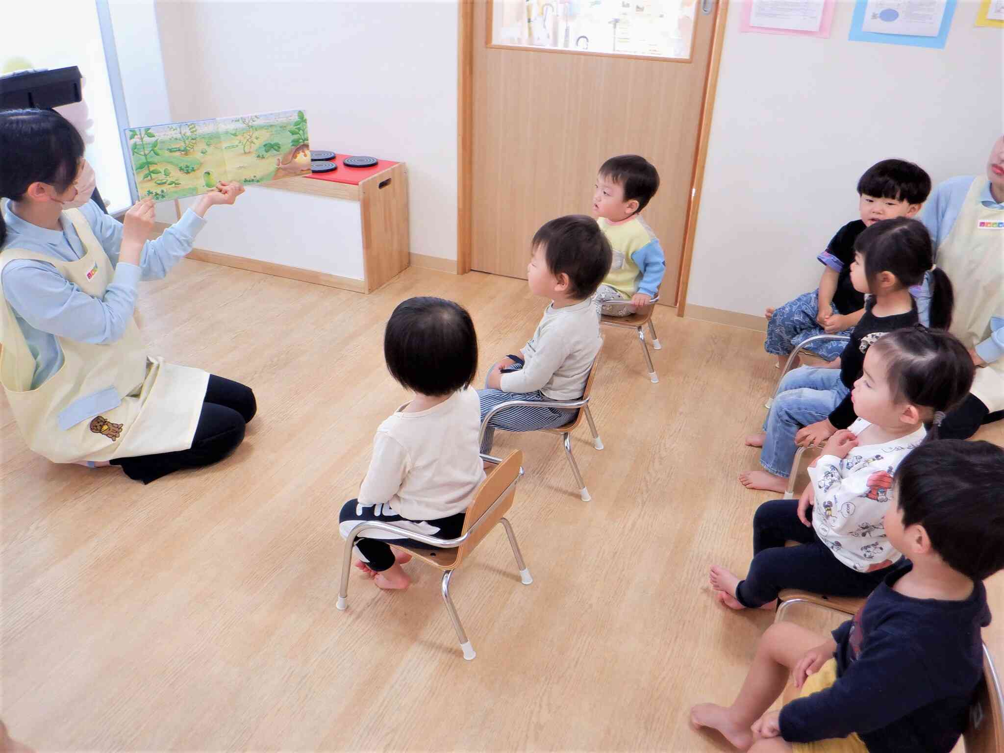 絵本に集中していますね♪