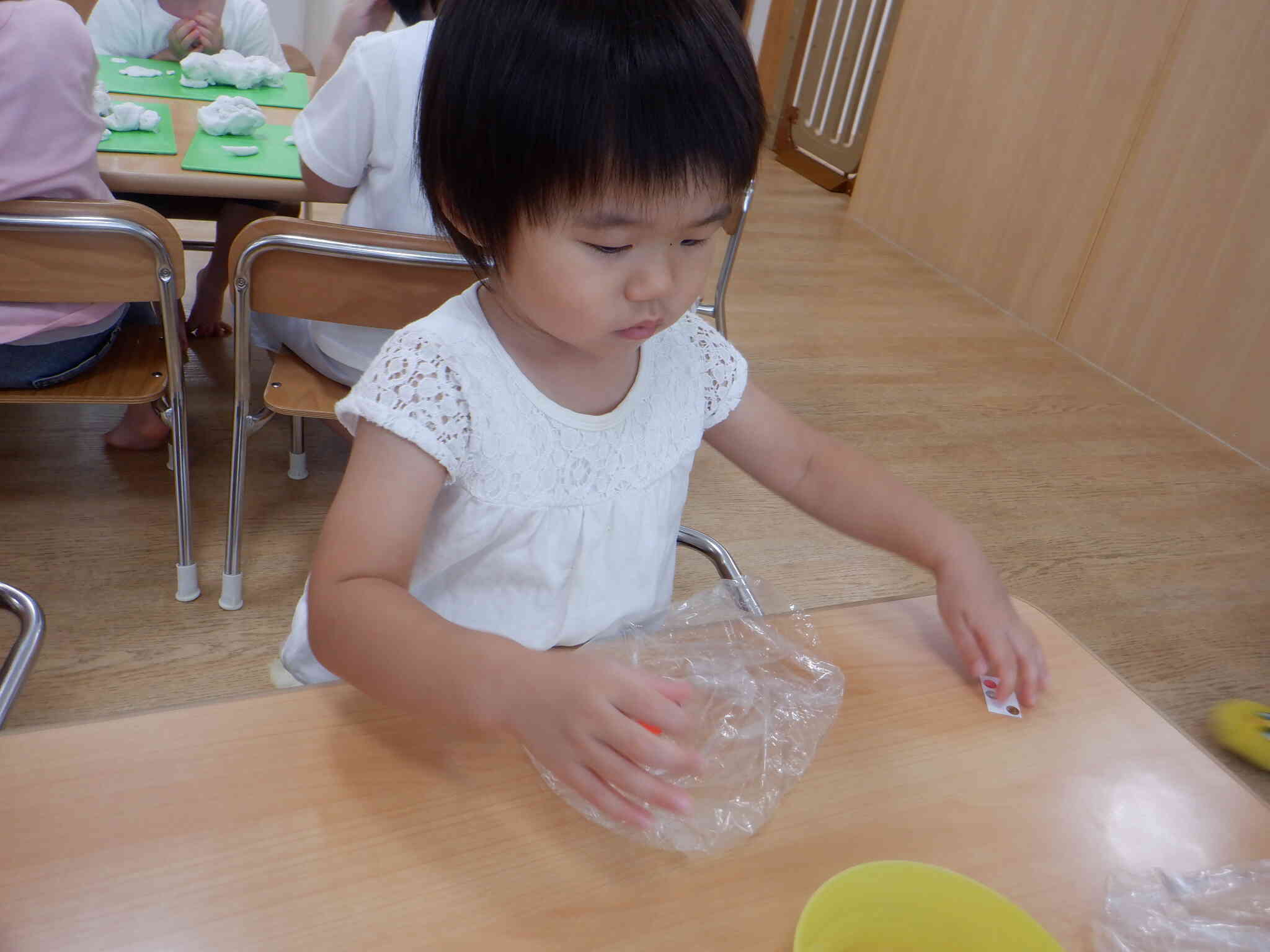わたあめを入れる袋も自分たちで飾りつけしました☆