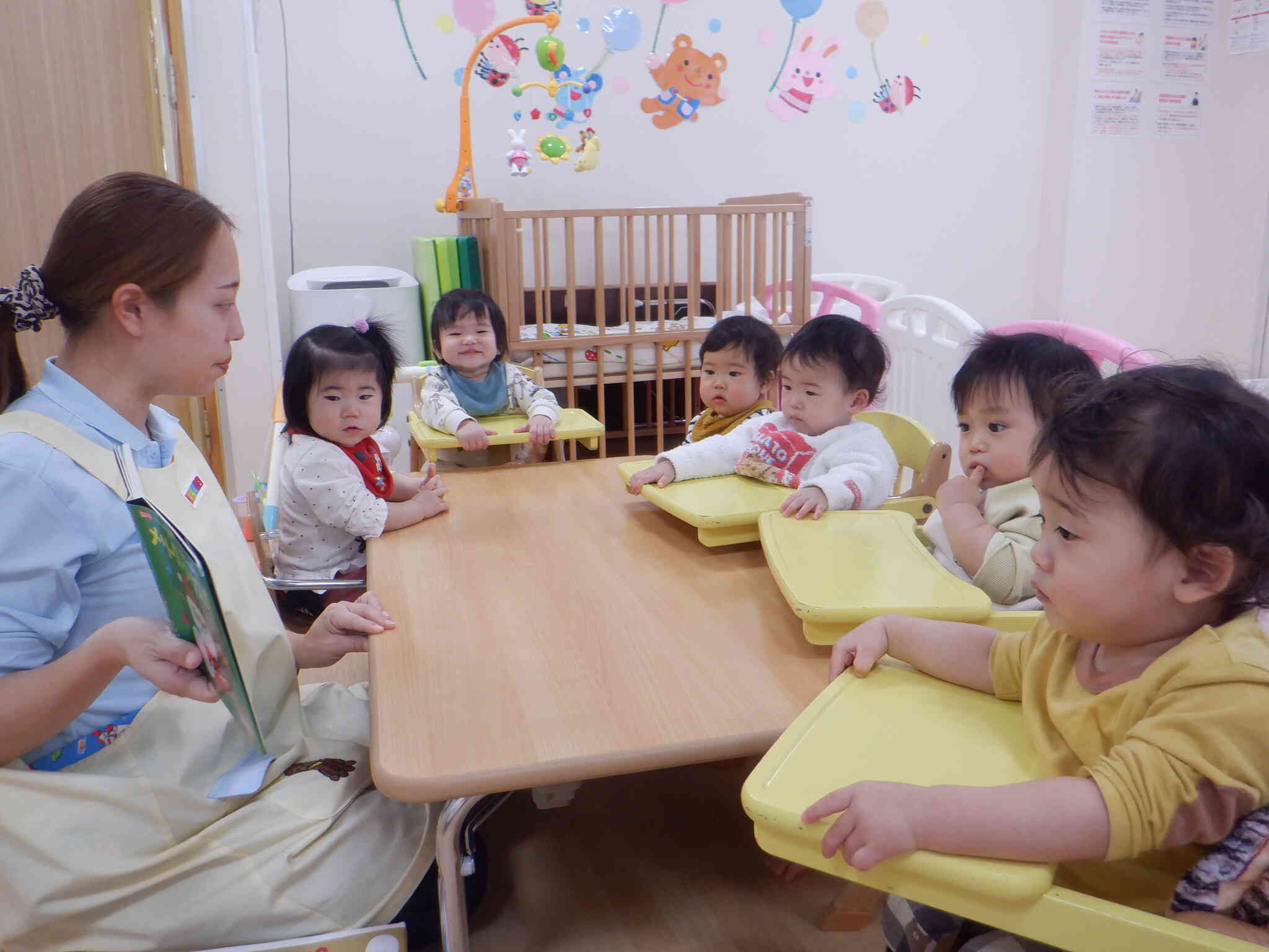 朝のお集まりでも興味津々！