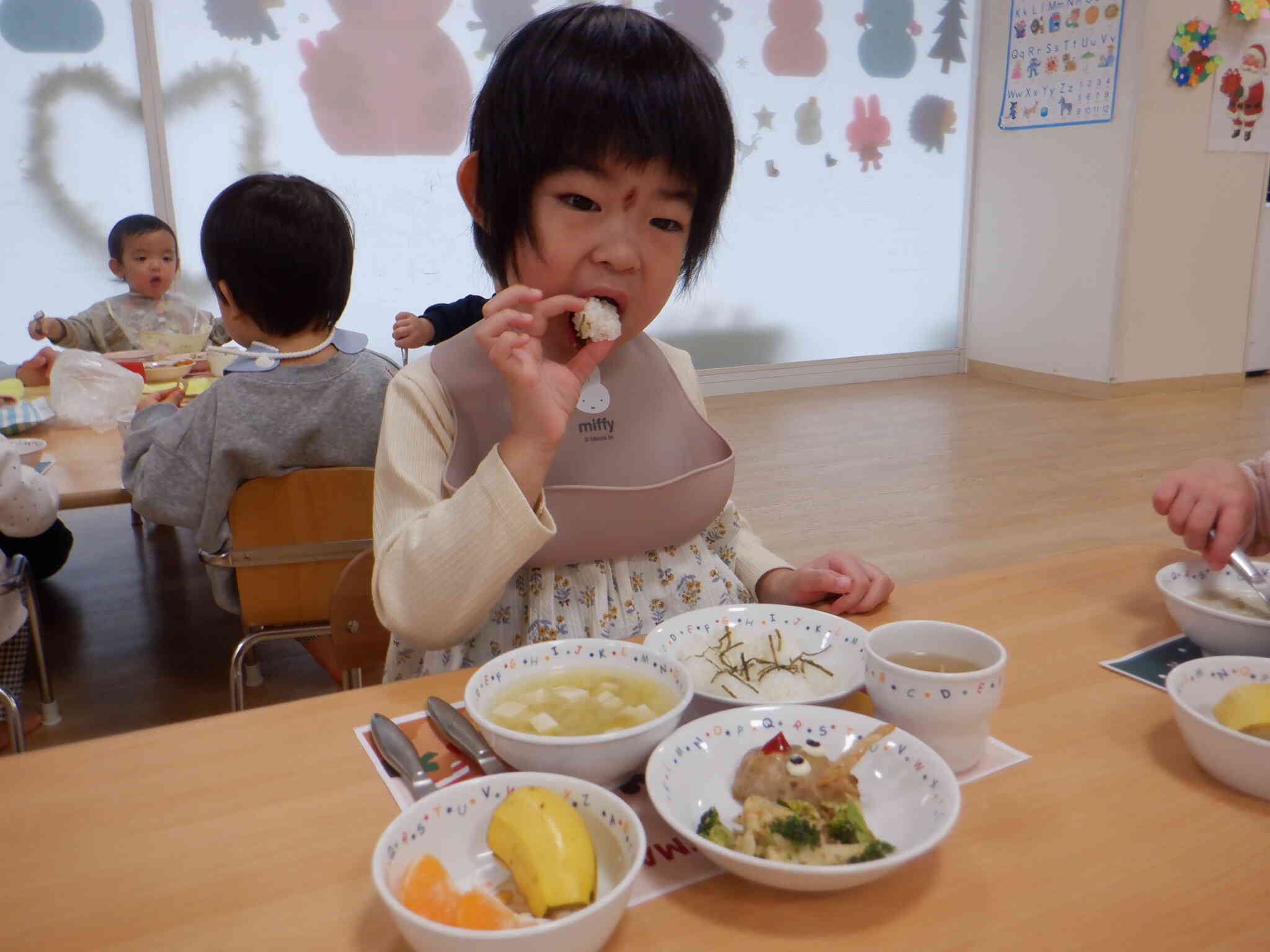 大好きなおにぎりをぱくり☆彡