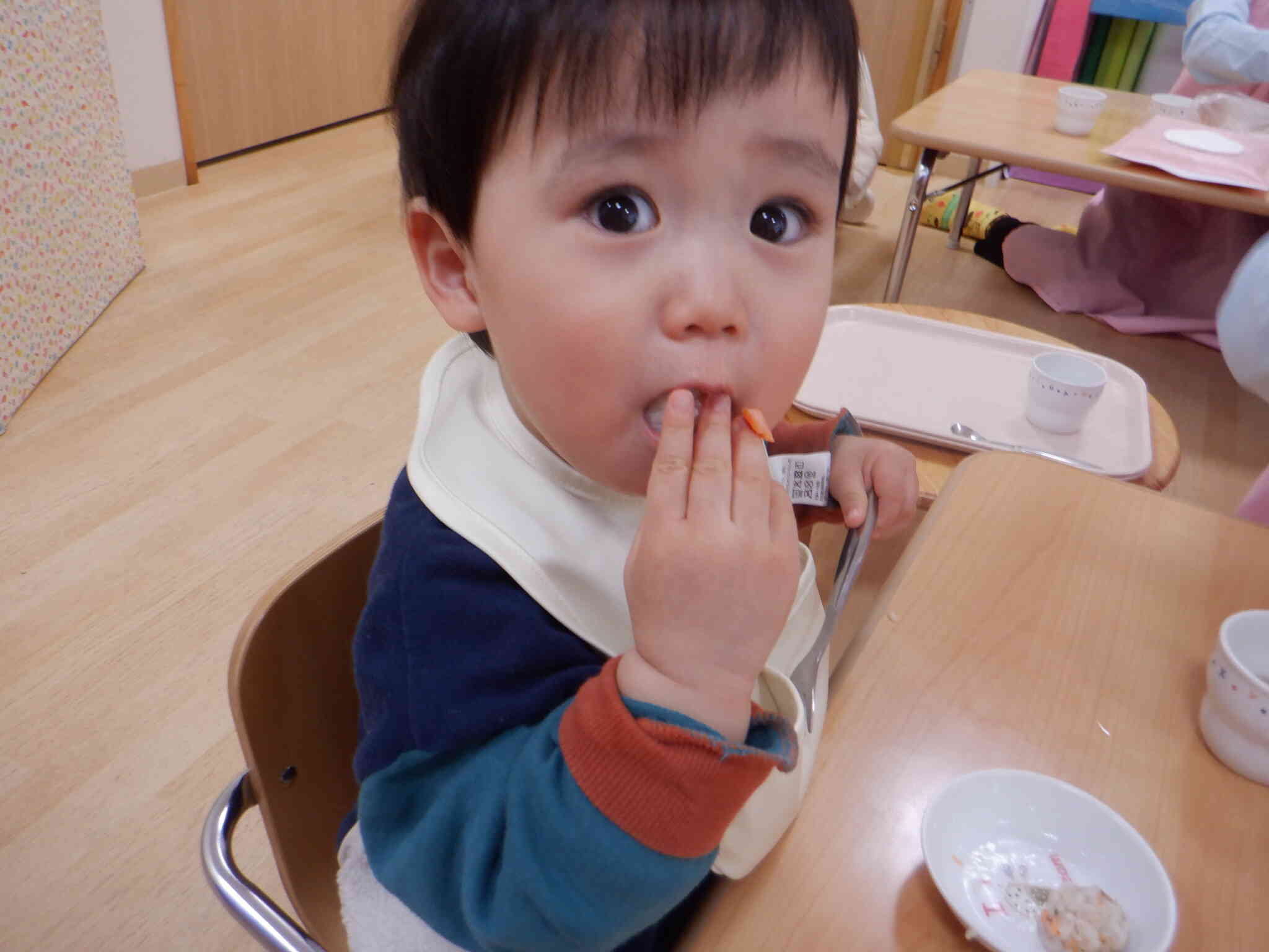 ひよこさんは一口サイズのおにぎりをあむあむ！