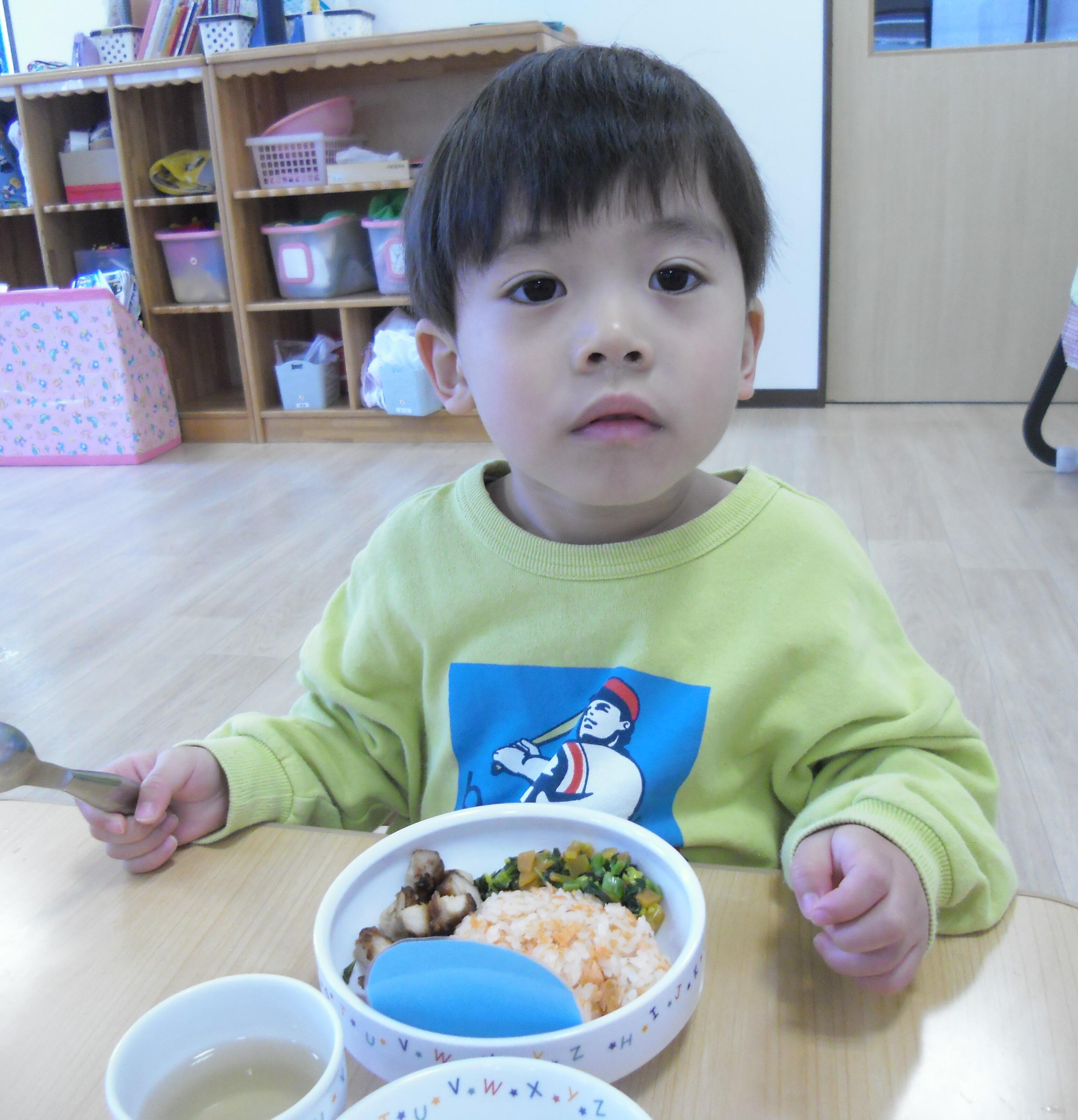 うさぎぐみ（2歳児）のF君、大好きな友だちや先生と一緒に楽しんで食べようね。