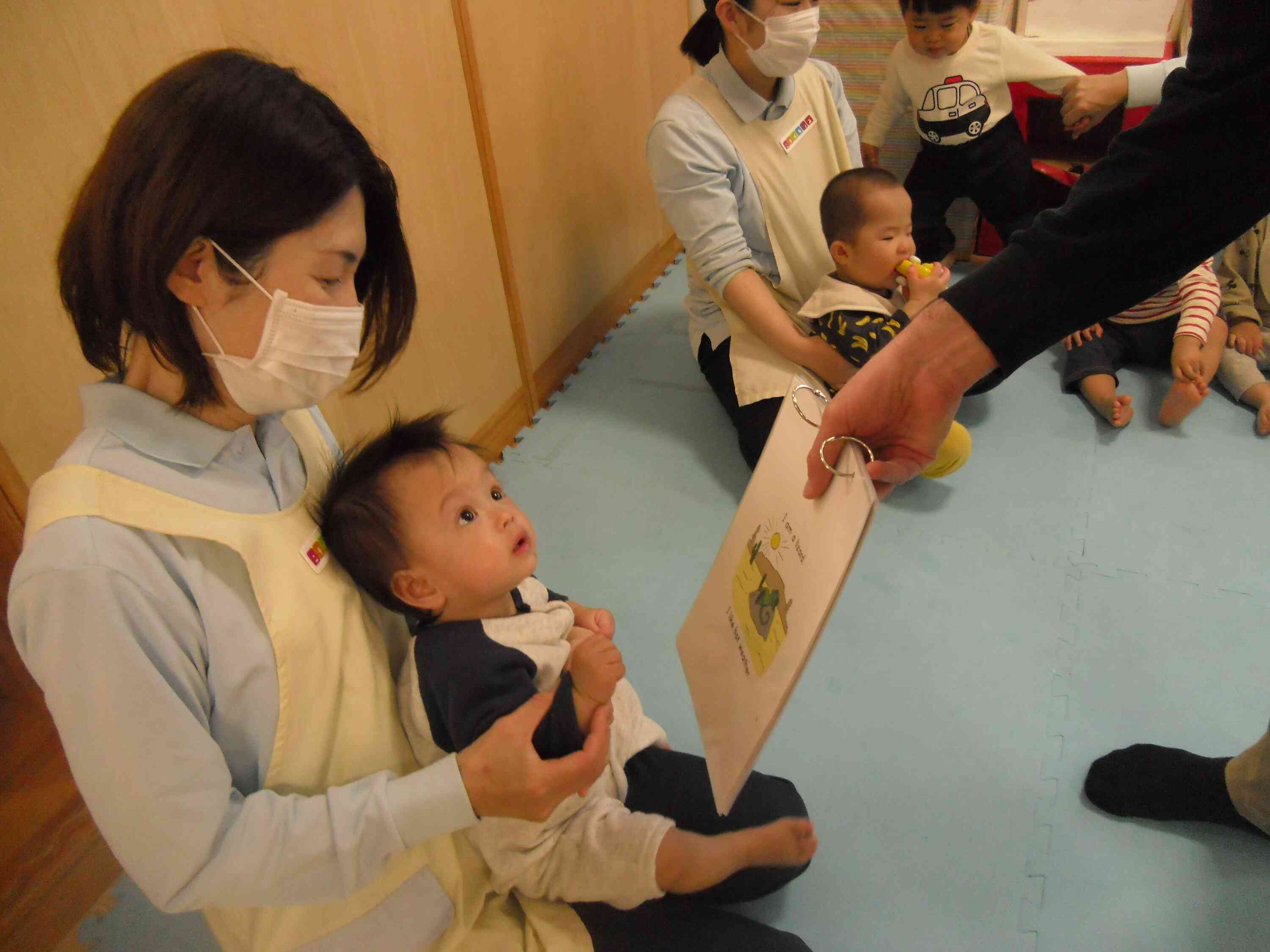 0歳児のお友達もライアン先生に興味津々。