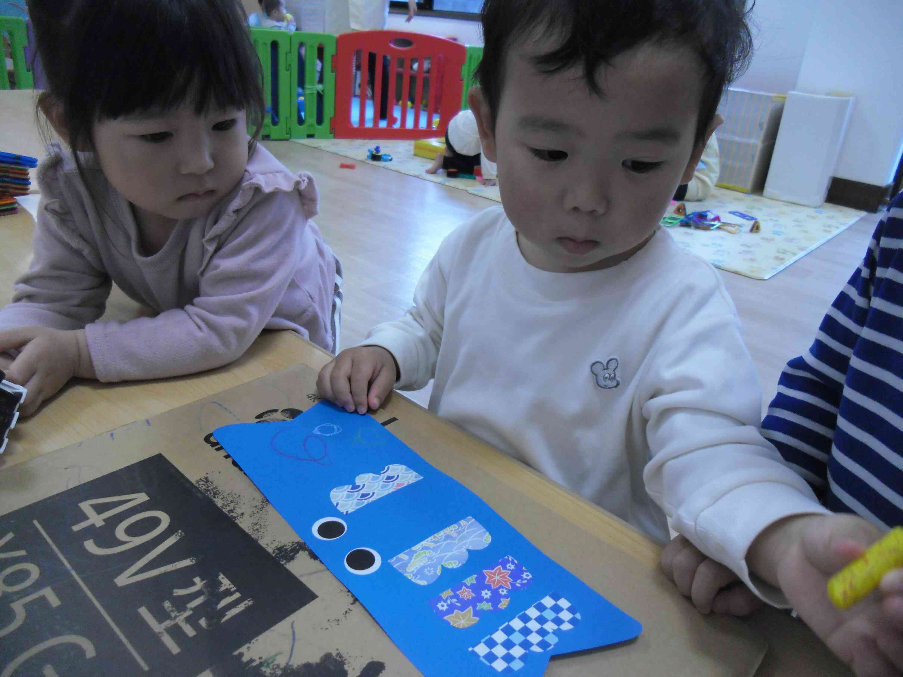 好きな色を選んで、たのしそうにぬりぬり♪
