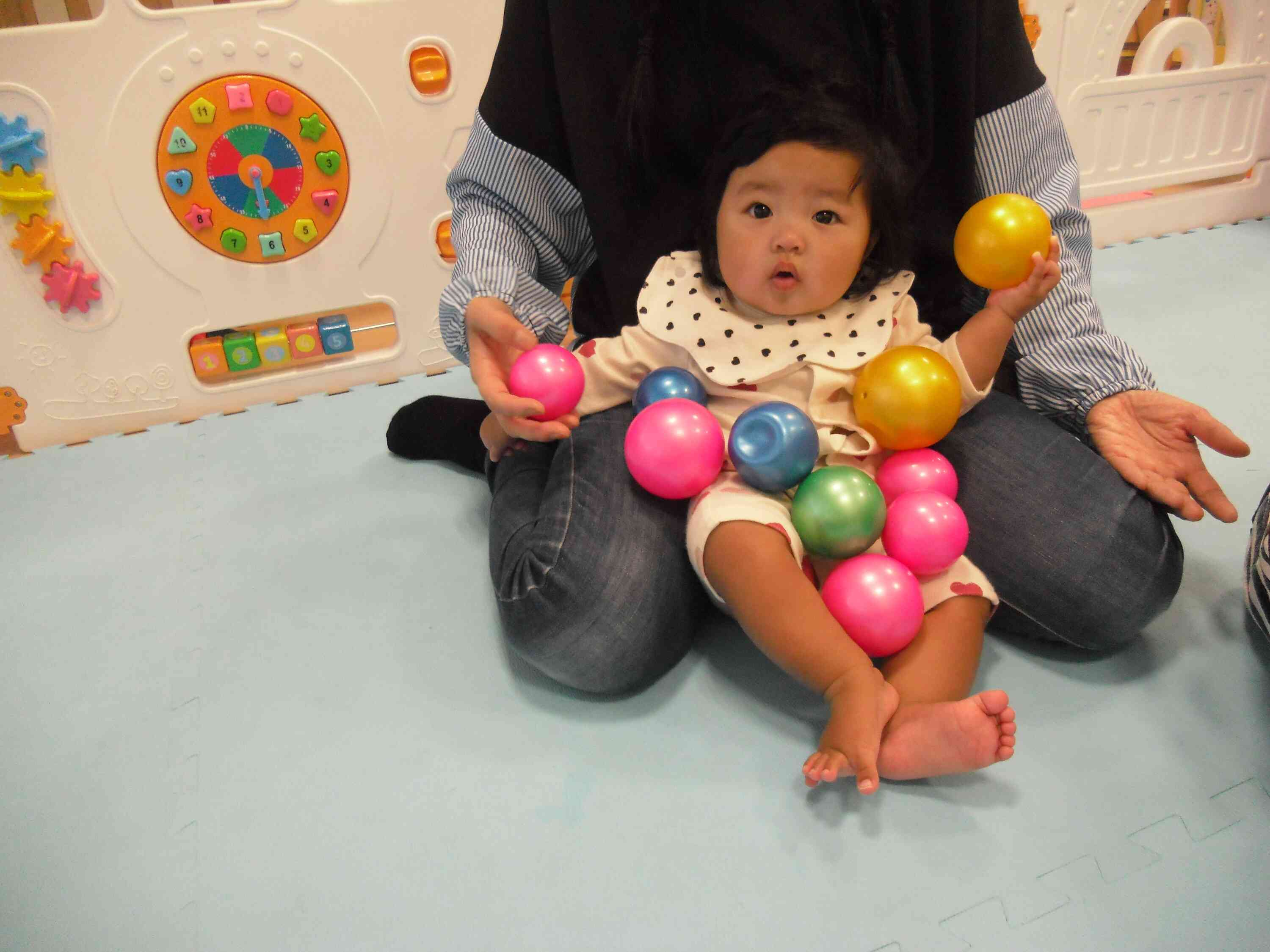 0歳児のお友だちもボールたくさん、うれしいね