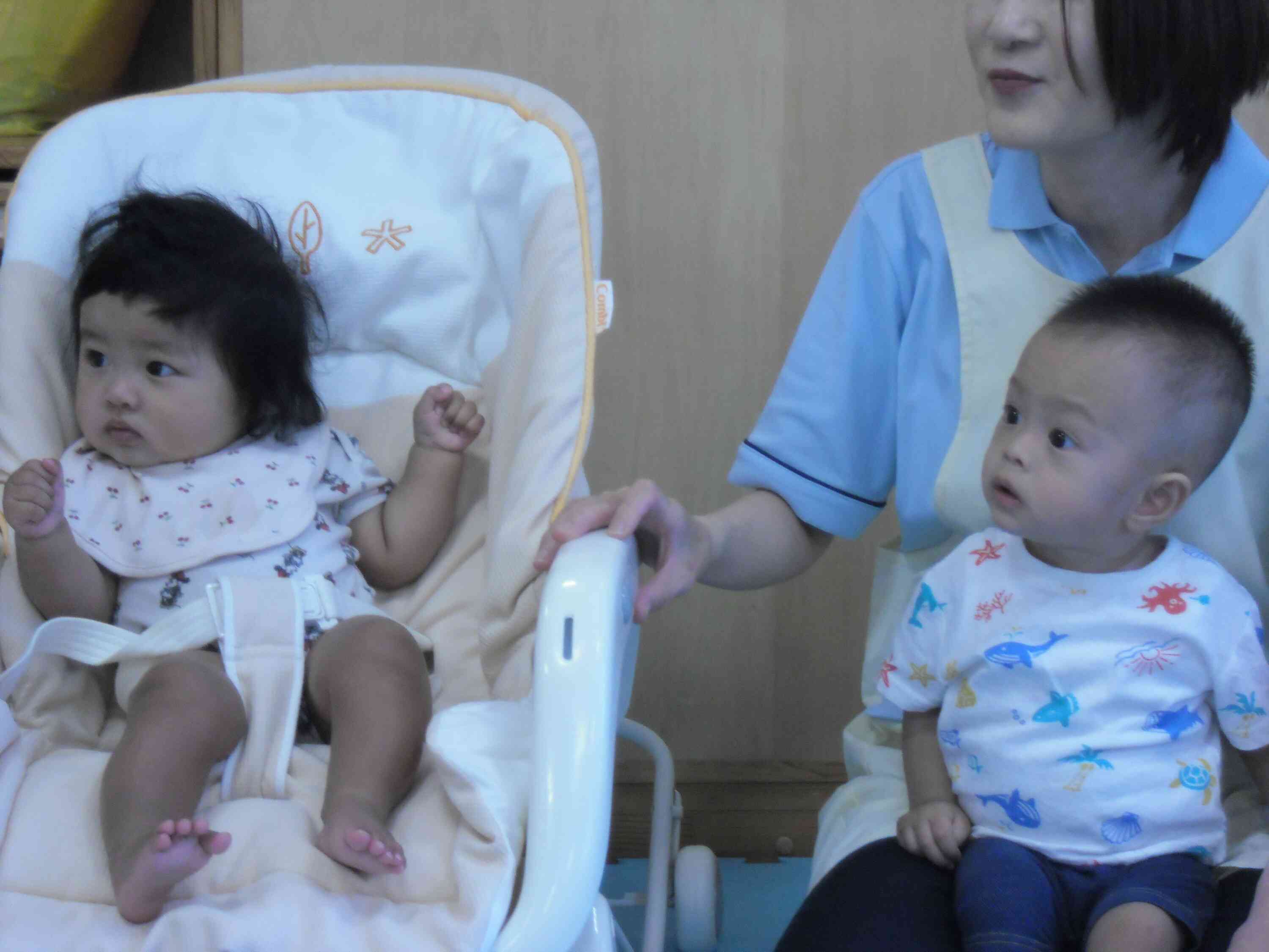 0歳児さんも興味津々。