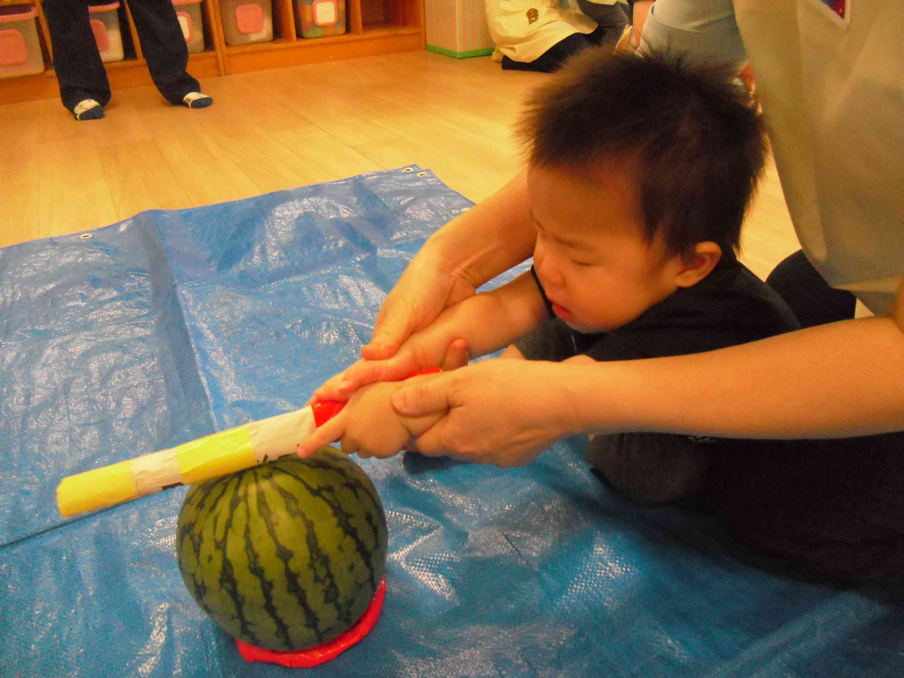 みんなで力を合わせてすいか割り