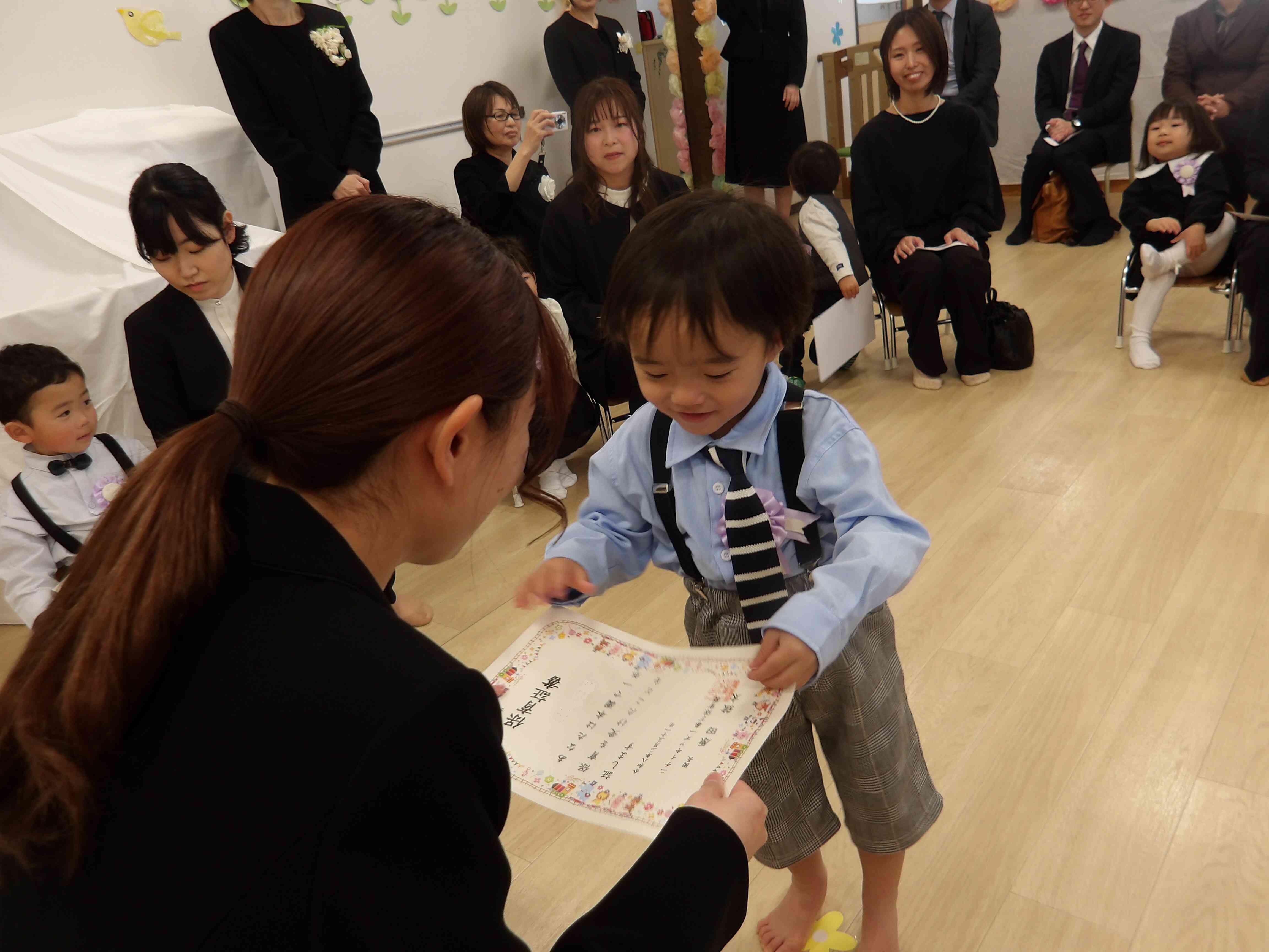 証書をもらってすてきな笑顔!