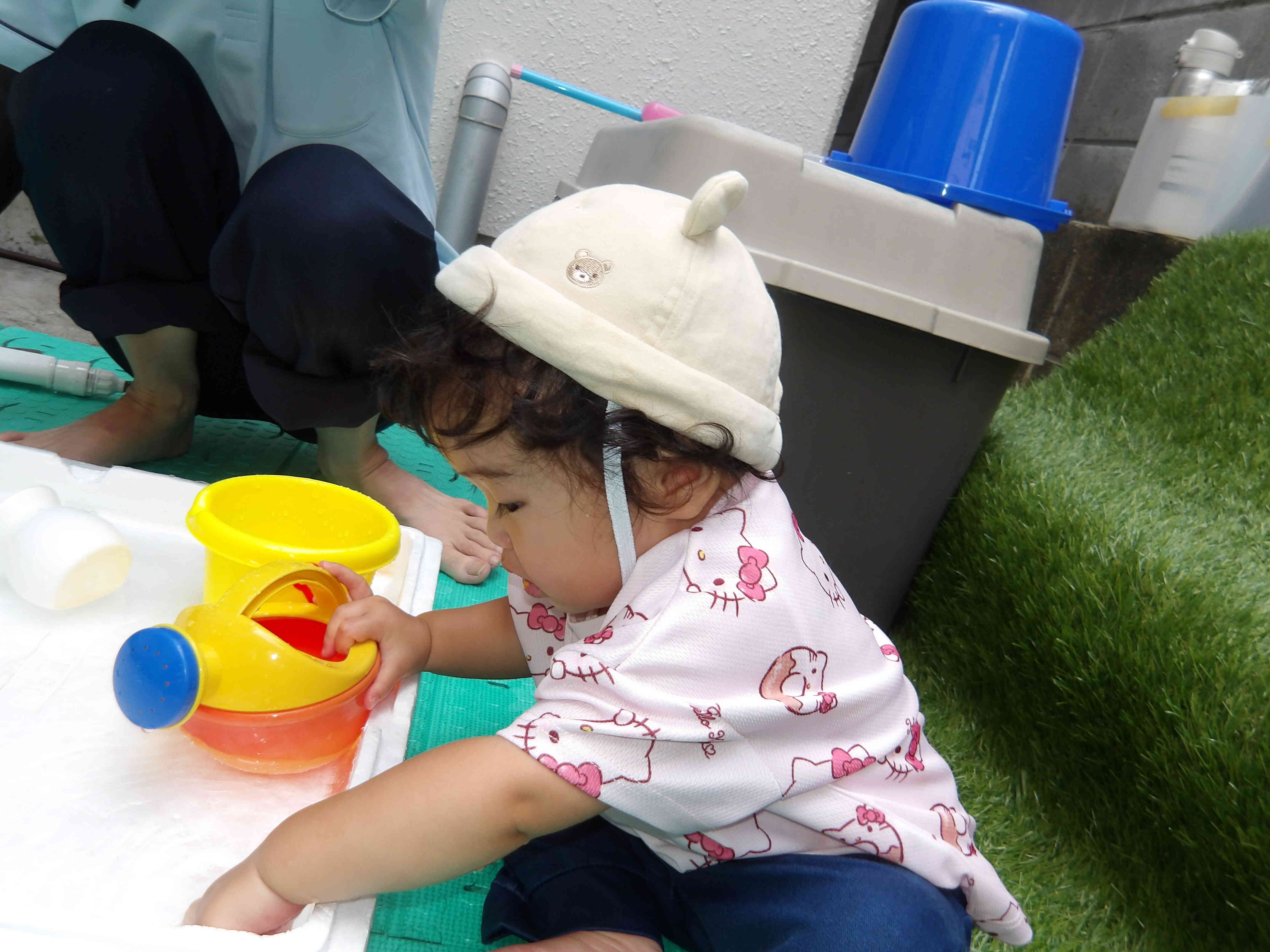 0歳児さんのみずあそび