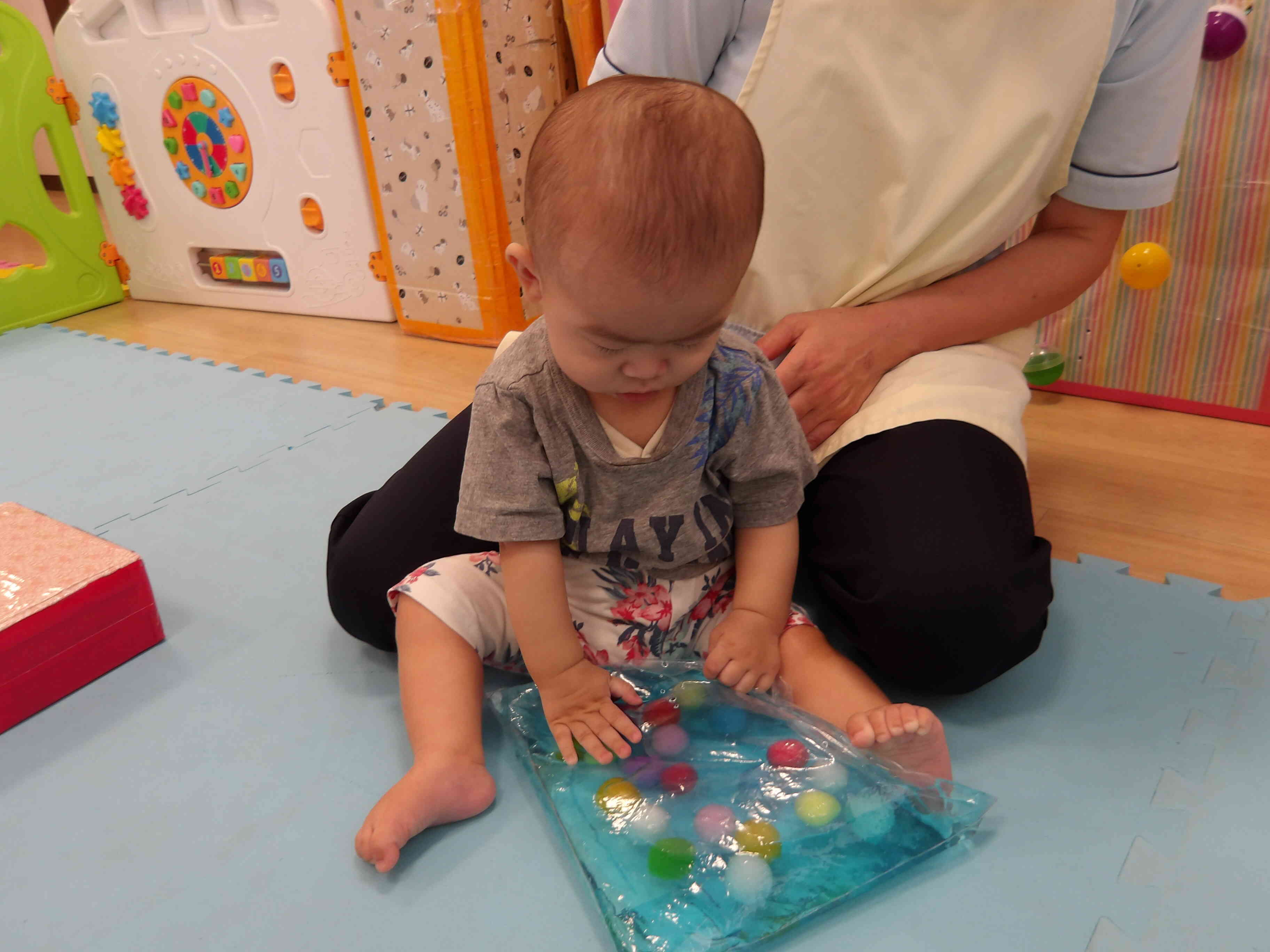 0歳児さんの感触あそび