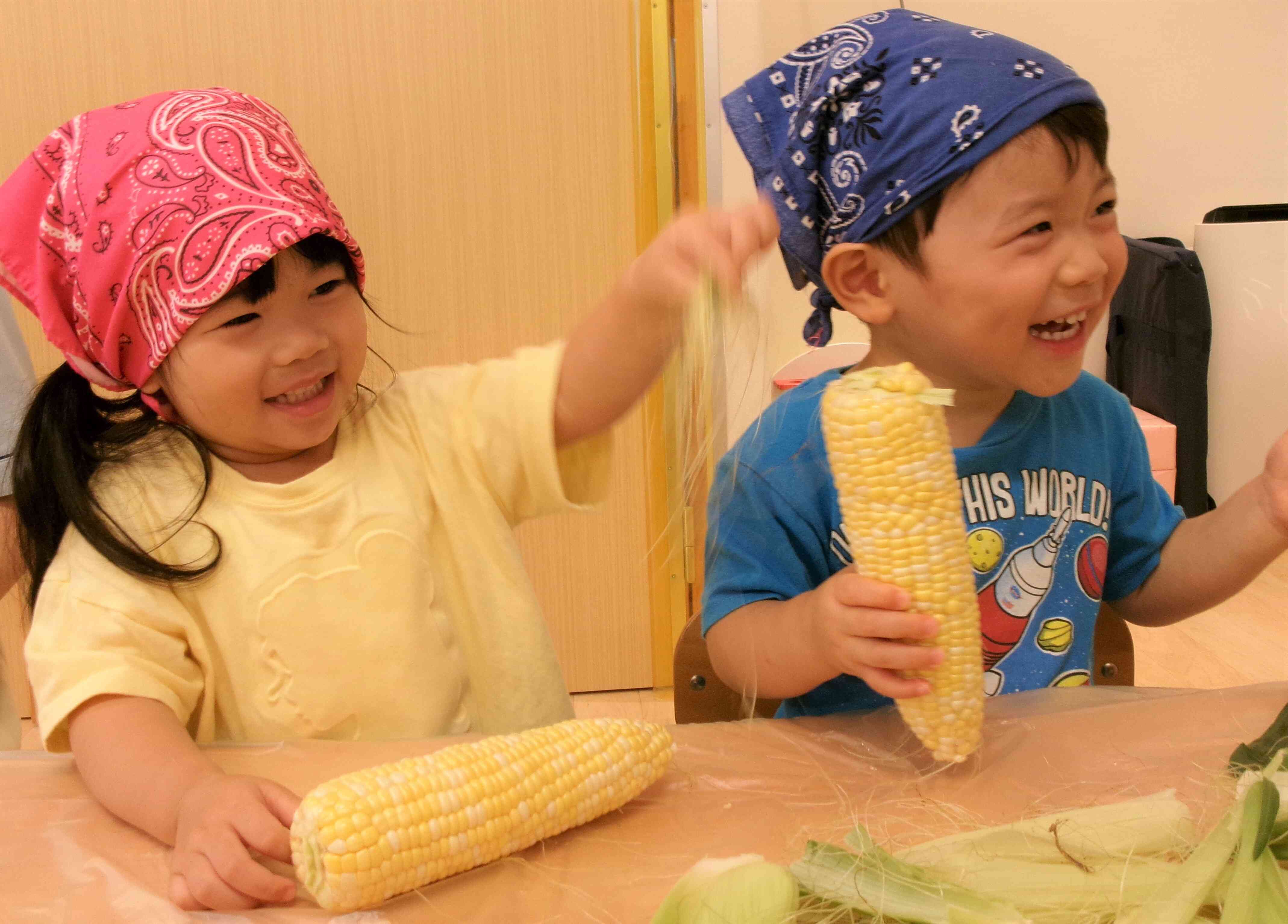 食育でとうもろこしの皮をむいたよ！