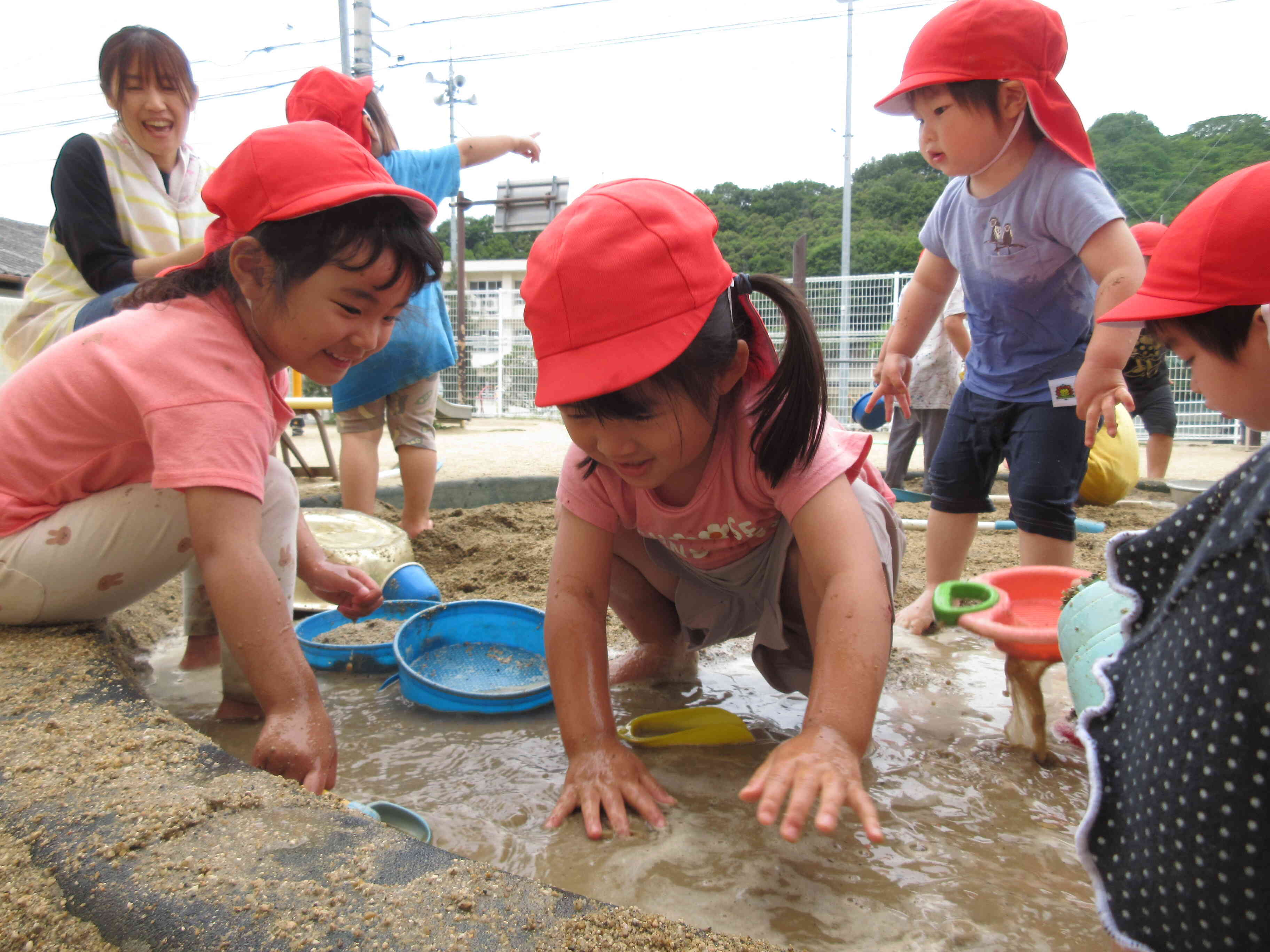 泥んこあそび(うさぎ組)｜松山市立伊台保育園｜ニチイキッズ