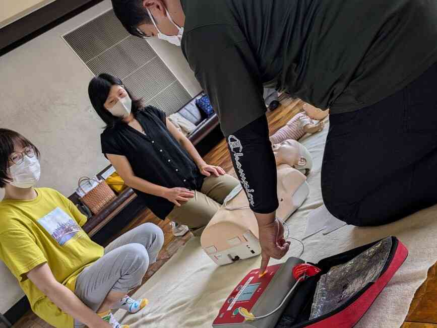 AEDのボタンを押すときは、機器の指示通り、体から離れて電気が流れるのを待ちます。