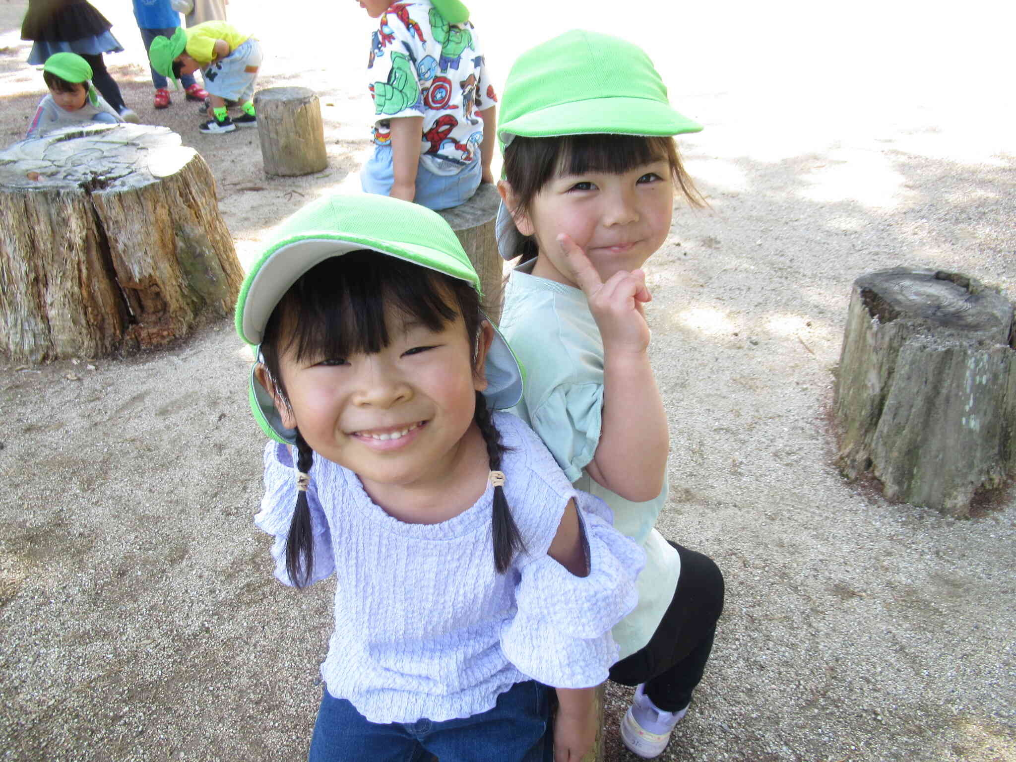 客王神社の境内で遊ばせてもらいました。大きな丸太は子どもたちのお気に入り。