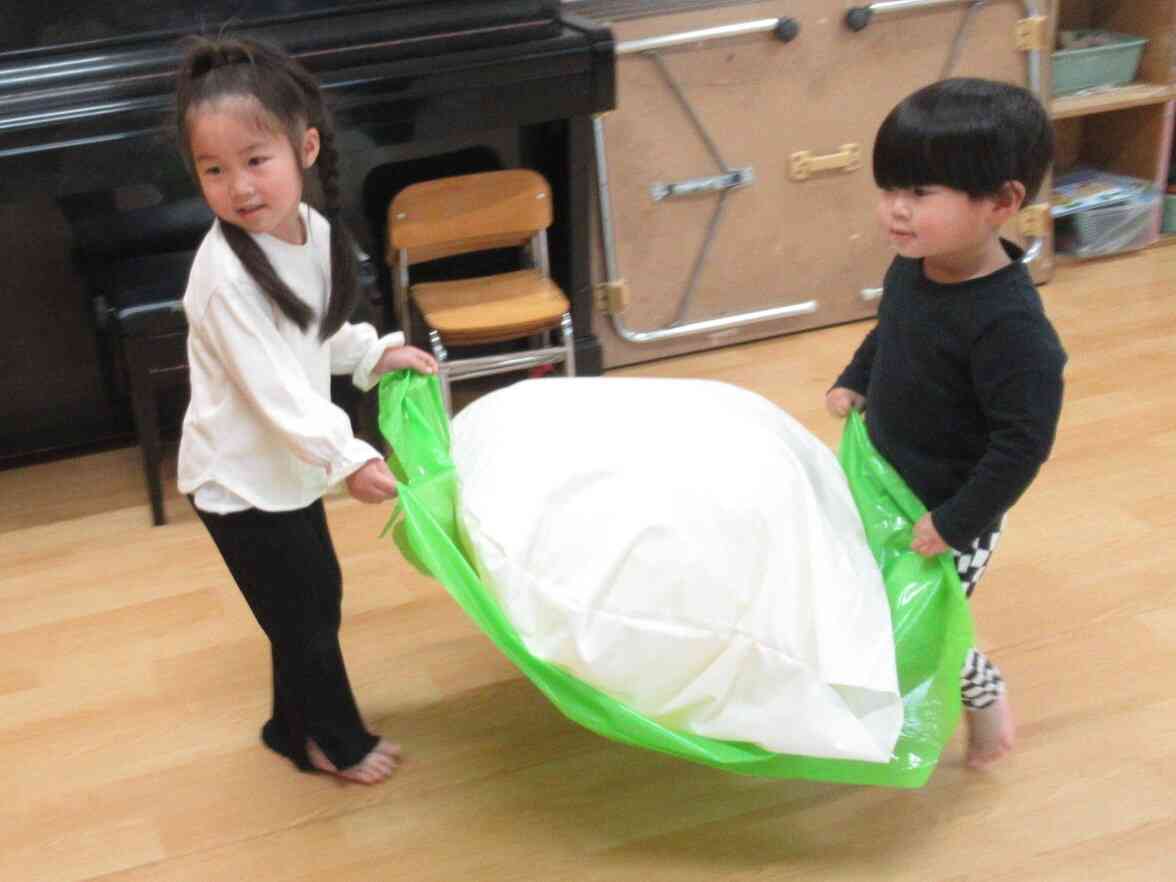 姉弟ペアになって柏餅を運んだよ♪