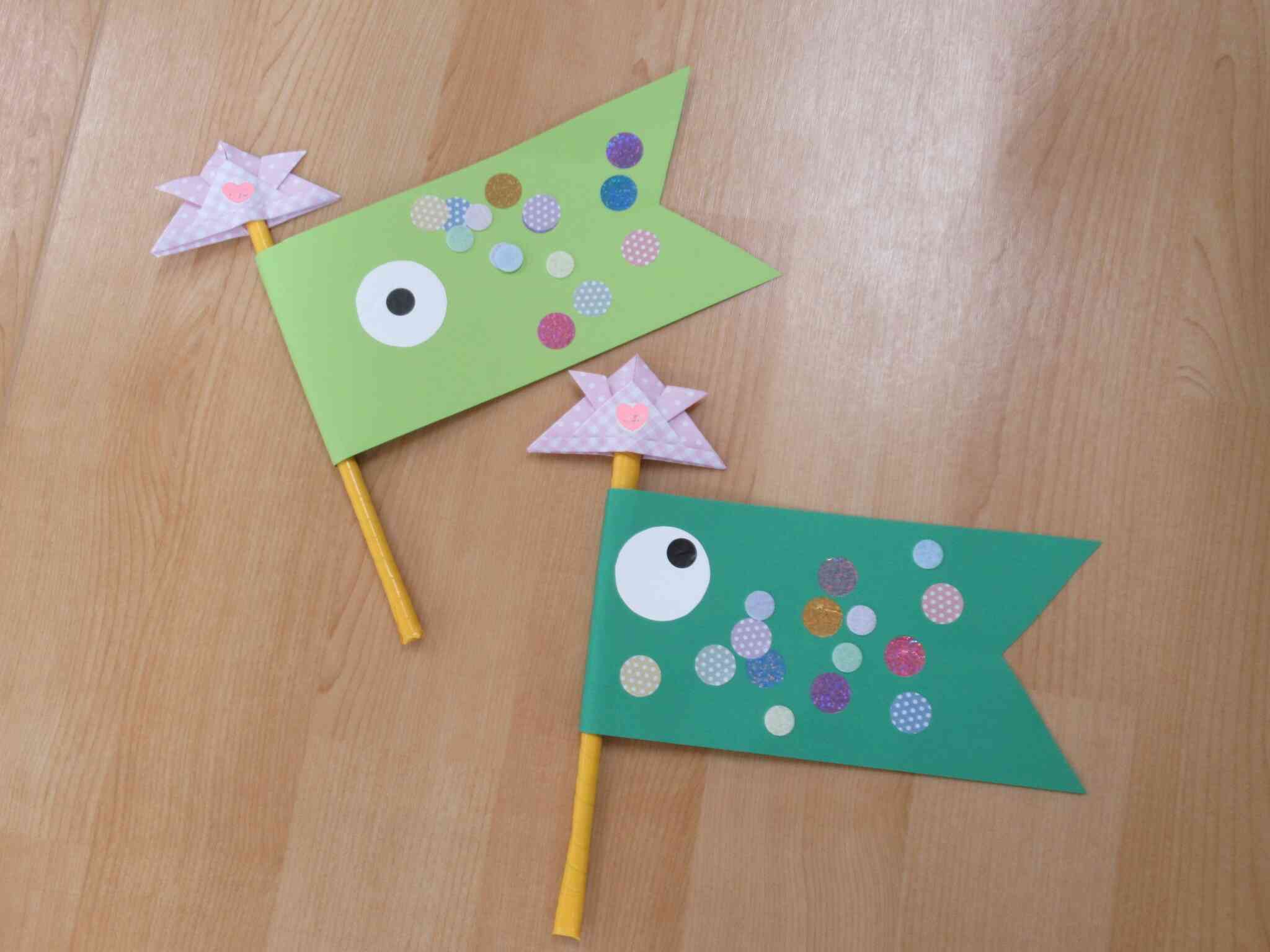 1歳児のりす組さんが作ったこいのぼり。シールをたくさん貼りました。