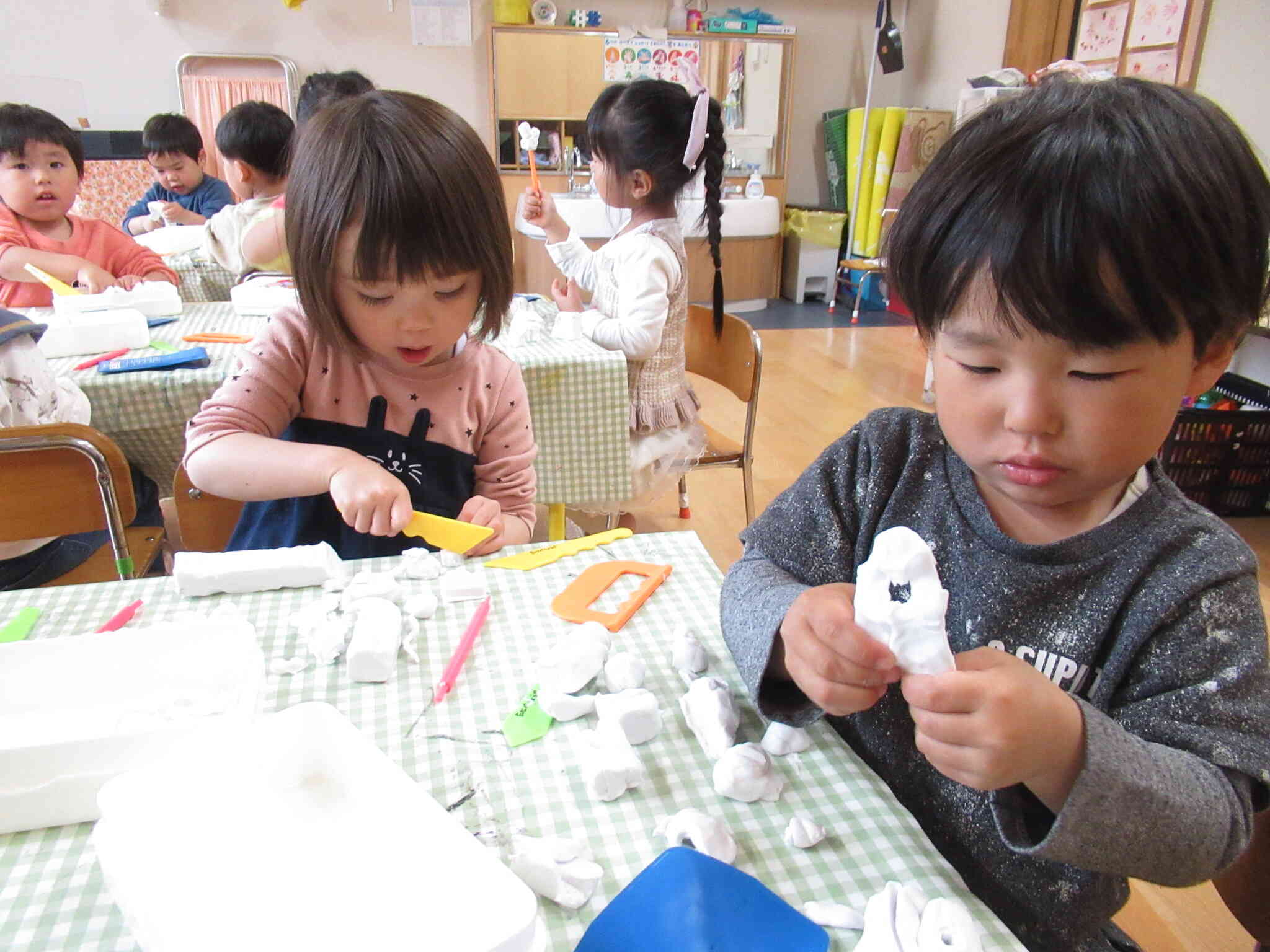 夢中になって粘土で遊びました。