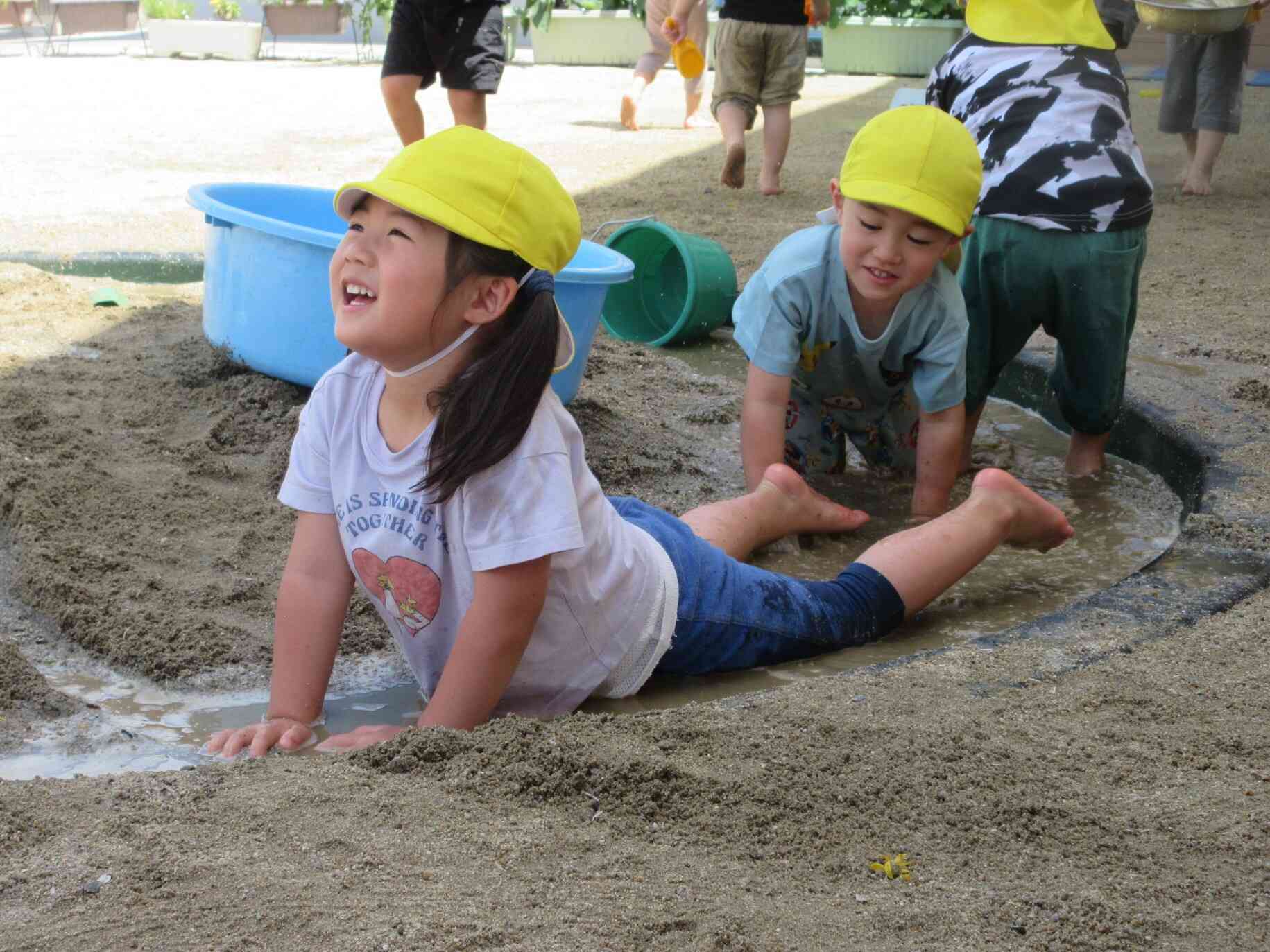 園庭で泥んこ遊び(くま組)