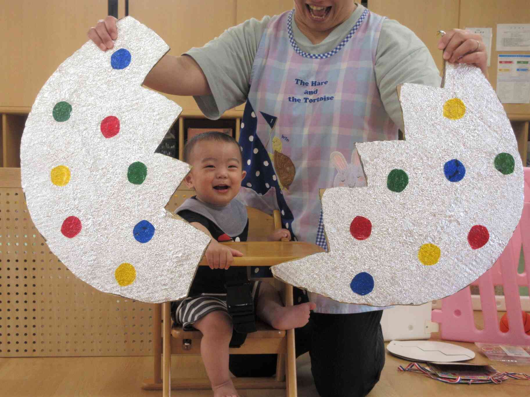 卵が割れて・・・笑顔のひよこ組さんの登場！