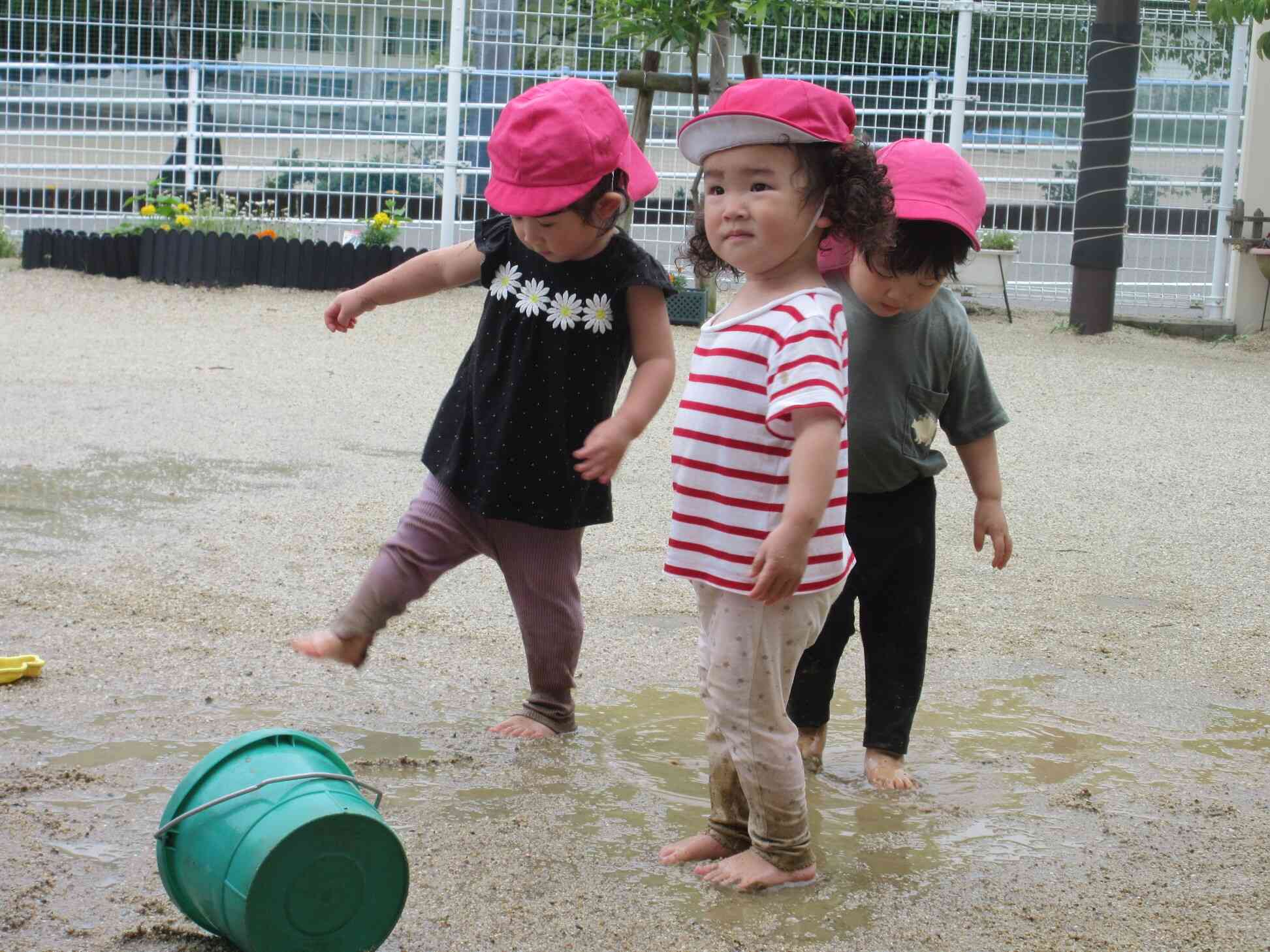 水を蹴ったり、足で叩いたり♪服が汚れても平気♪