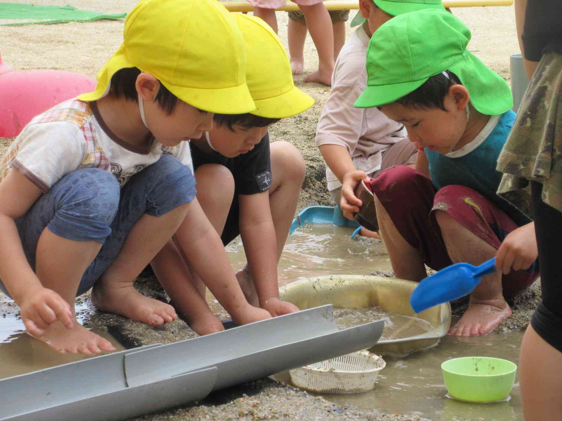 園庭で泥んこ遊び♪