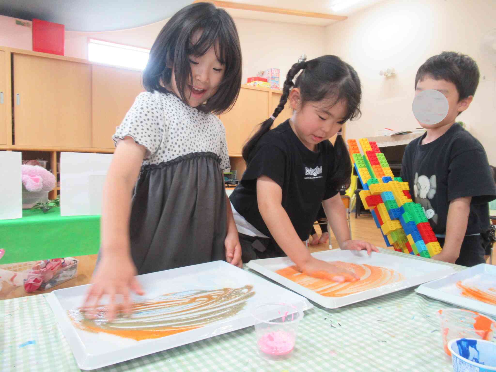 泡絵の具をしました。泡を作って、絵の具を垂らし、色の混ざり方や泡の感触、匂いを楽しみました。