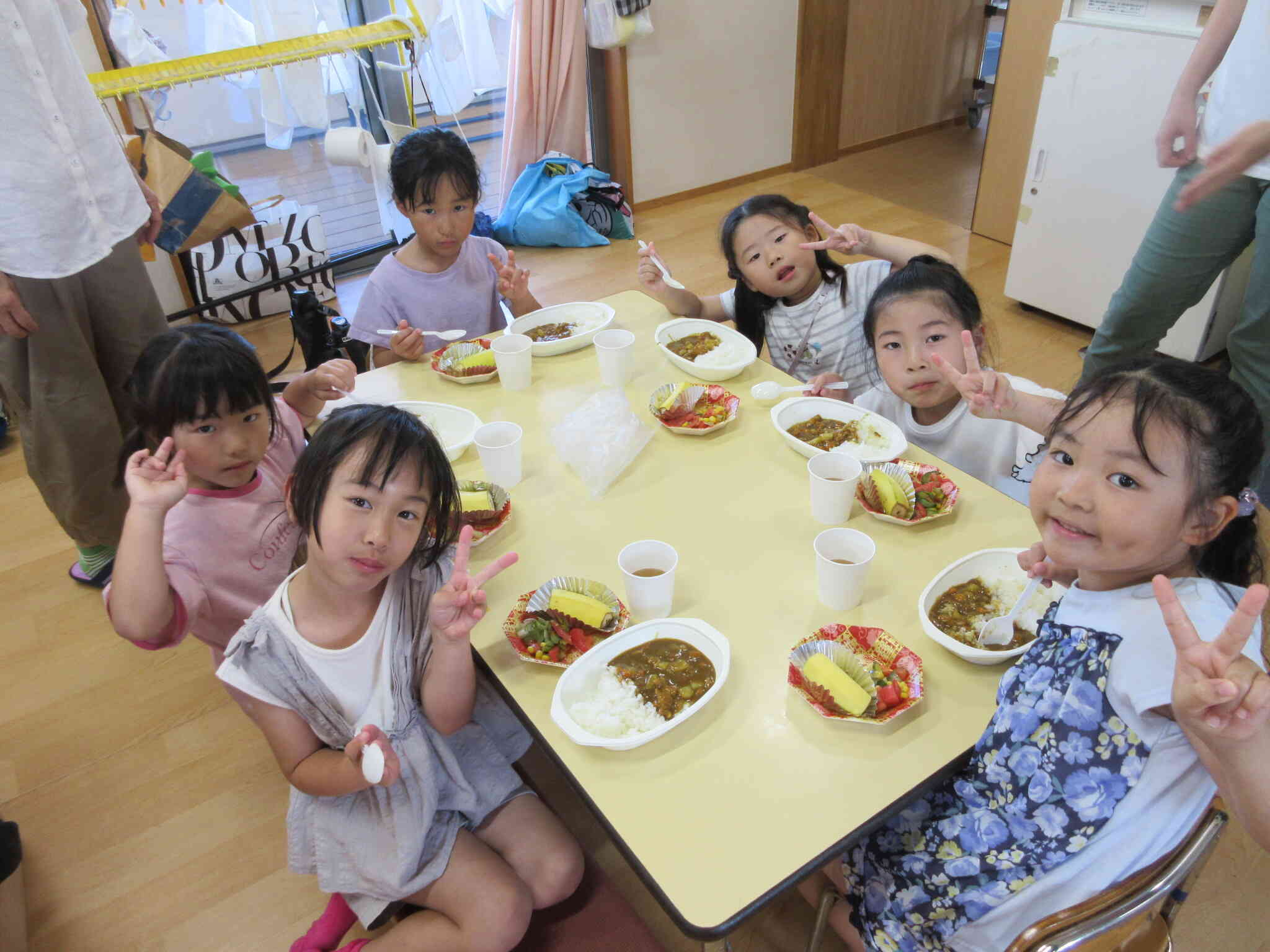 「カレー美味しかった！」と喜んでもらえて、給食室の先生たちも嬉しかったよ！