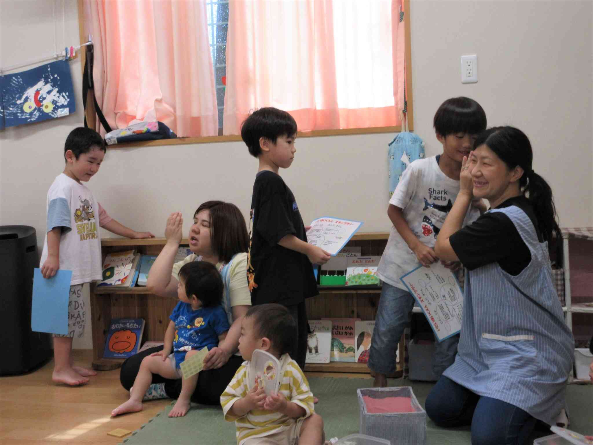 りす・ひよこのお部屋のミッションは、「握手をして先生の名前を呼んでね♪」