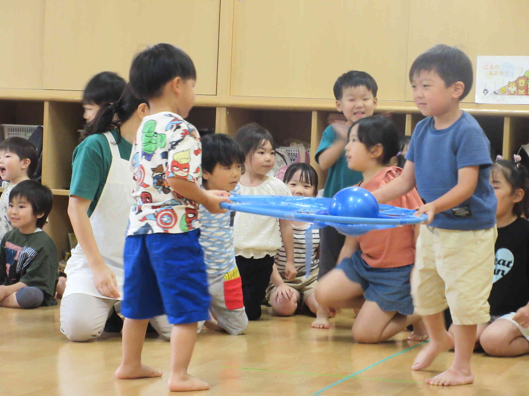 3.4.5歳児は、集会のおはなし織姫チームと彦星チームに分かれてボール運び競争をしました。チームの応援に熱が入ります！