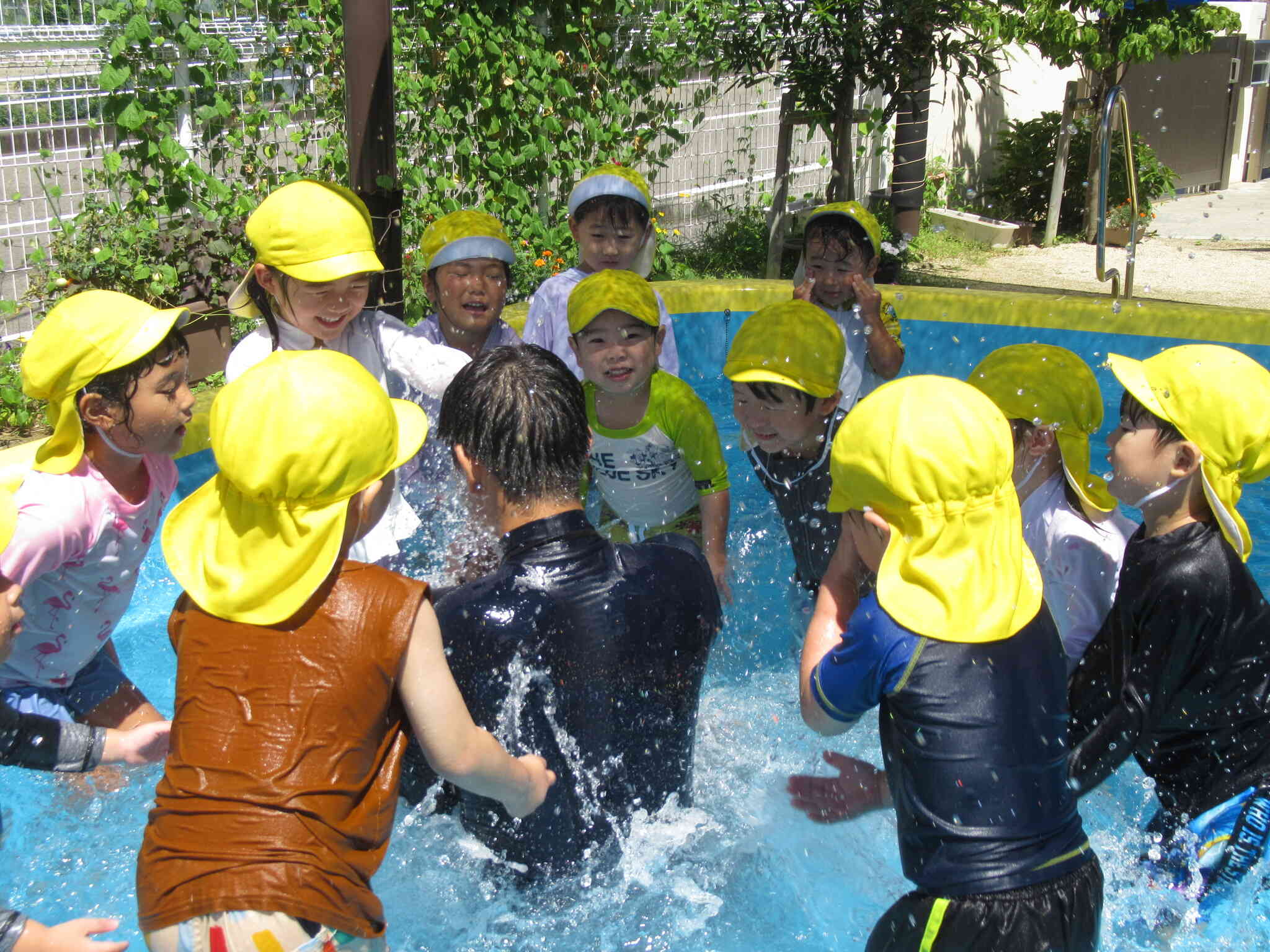 体操教室の先生に、水かけ合戦！