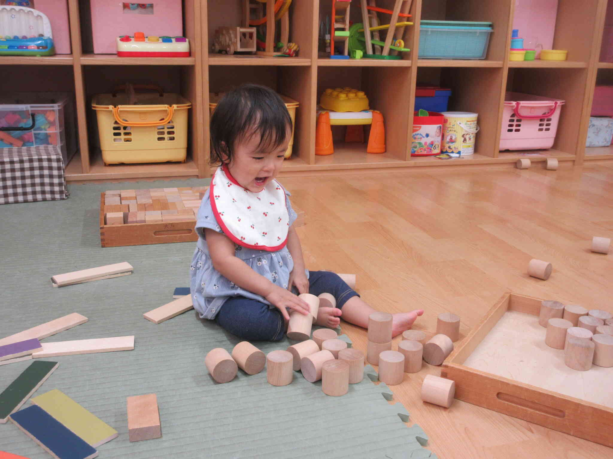 積み木が崩れるのも楽しい！