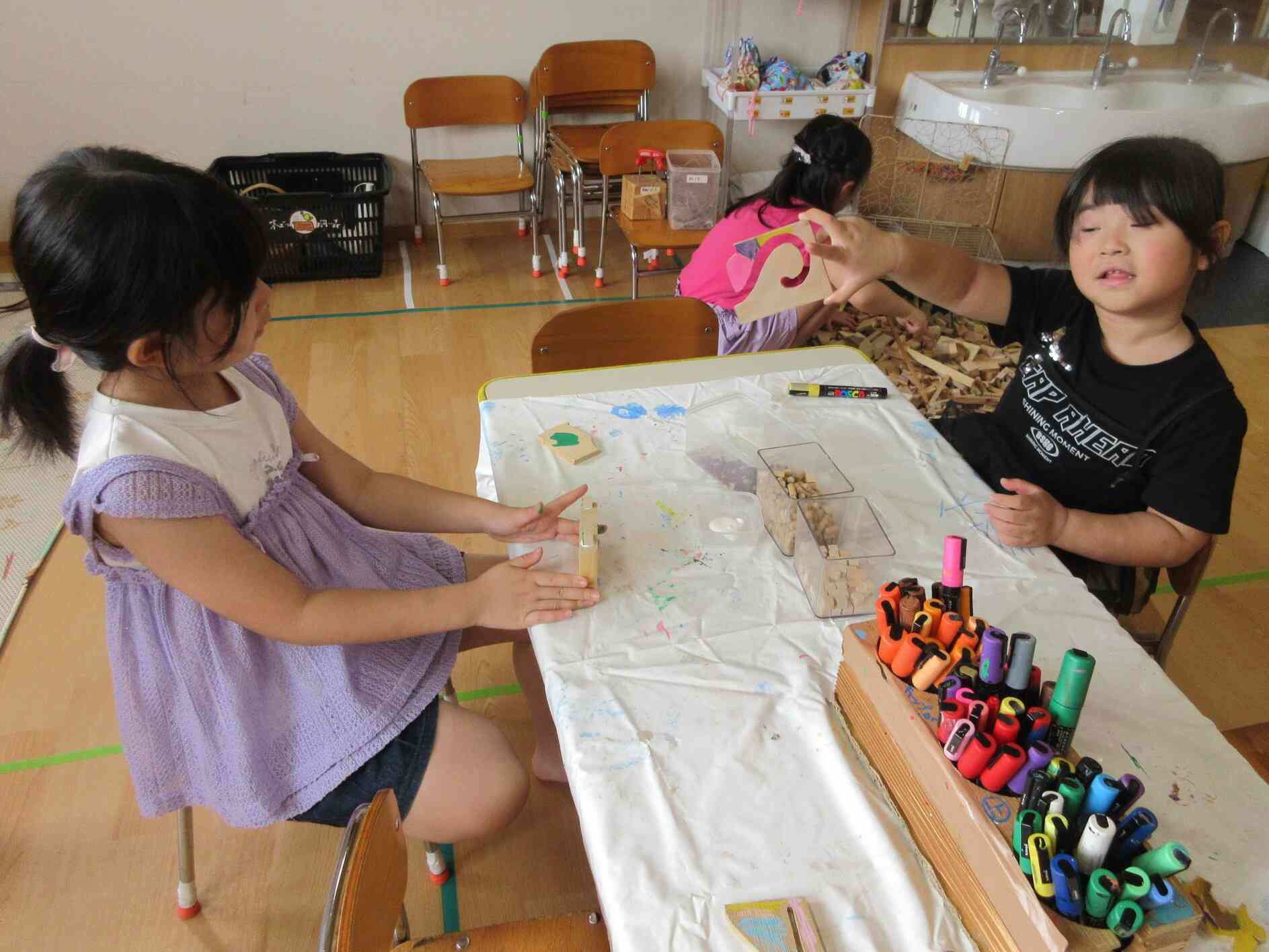 端材を使った制作コーナーは、木工用ボンドでくっつけたり、色を塗ったり、楽しみながら大人気でした。