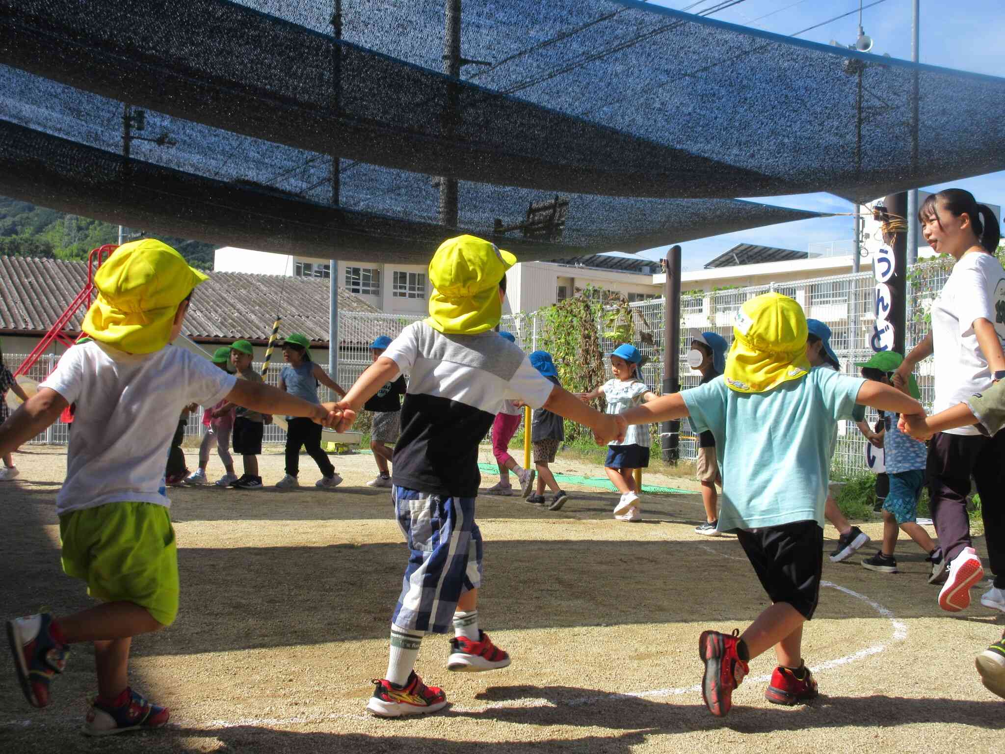 みんなで輪になってダンス♫輪を大きくしたり小さくなったり♪