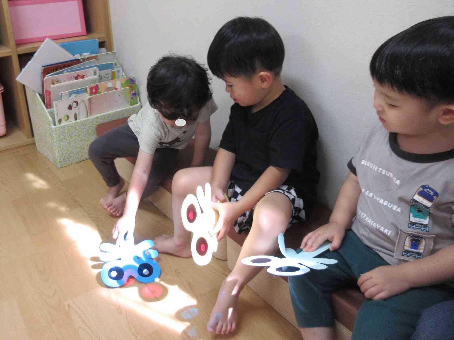 「あっ、トンボのめがねが床に映ってる~!」光の反射を発見しました♪