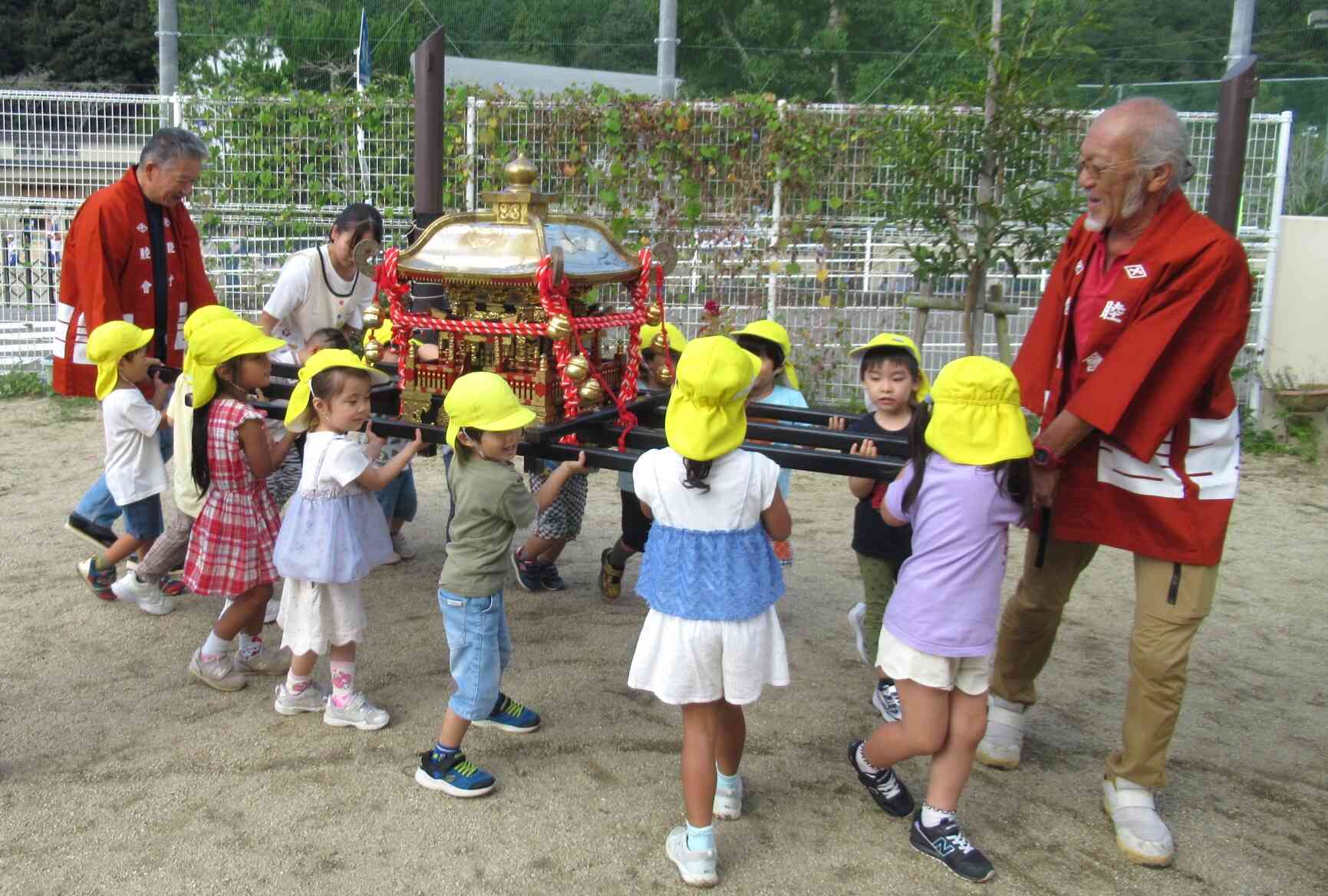 「祭りの日は、おみこし見に行くんよ！」「獅子舞の練習しよる！」と祭り好きのくま組さん♪