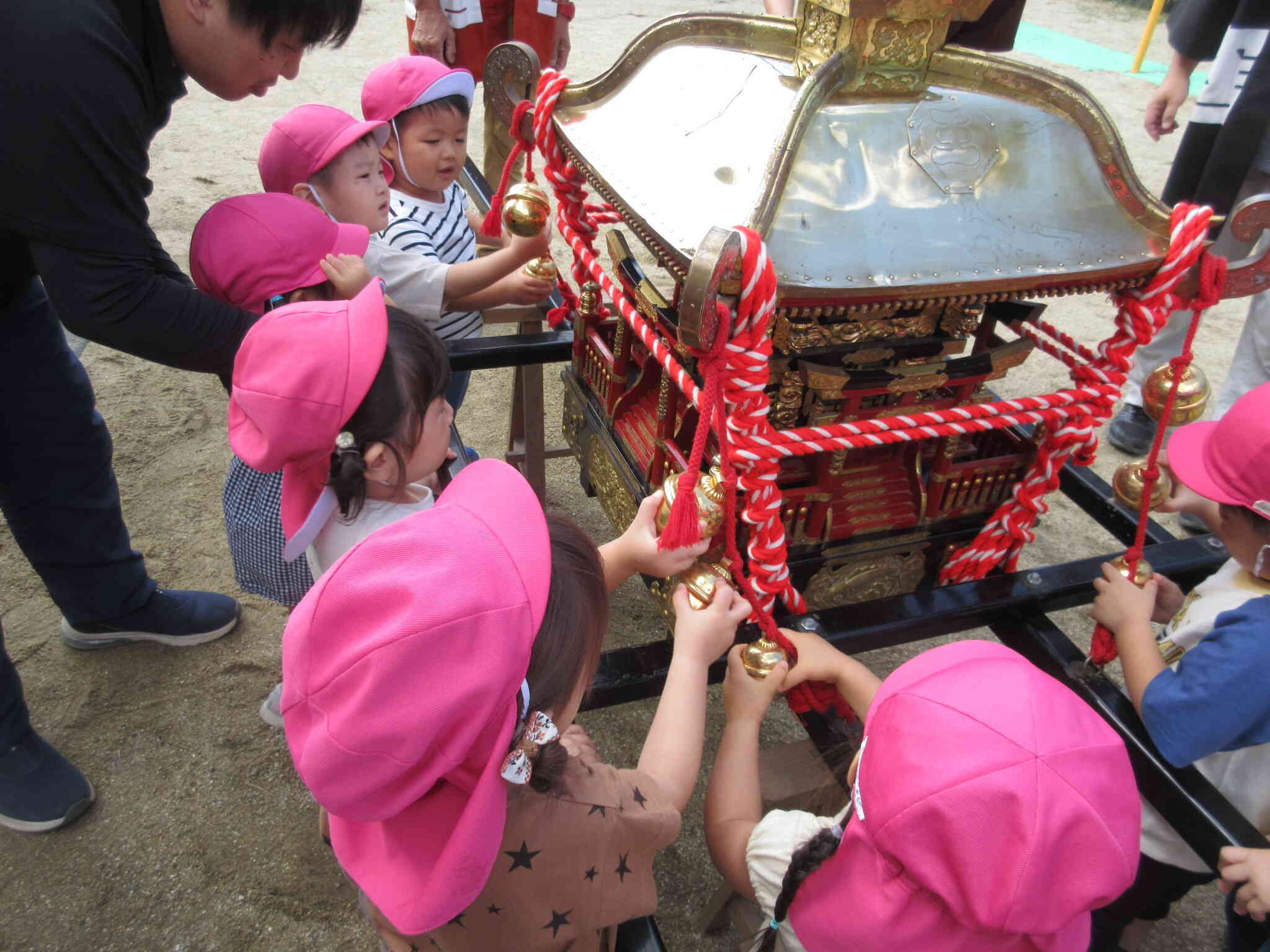 鈴がいっぱいついているね。(うさぎ組)