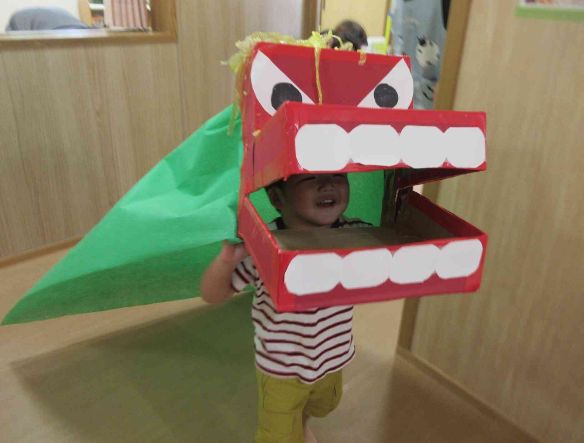 「獅子舞したい！」と2歳児クラスでもリクエスト。保育士が即興で作りました。保育園を練り歩きます。