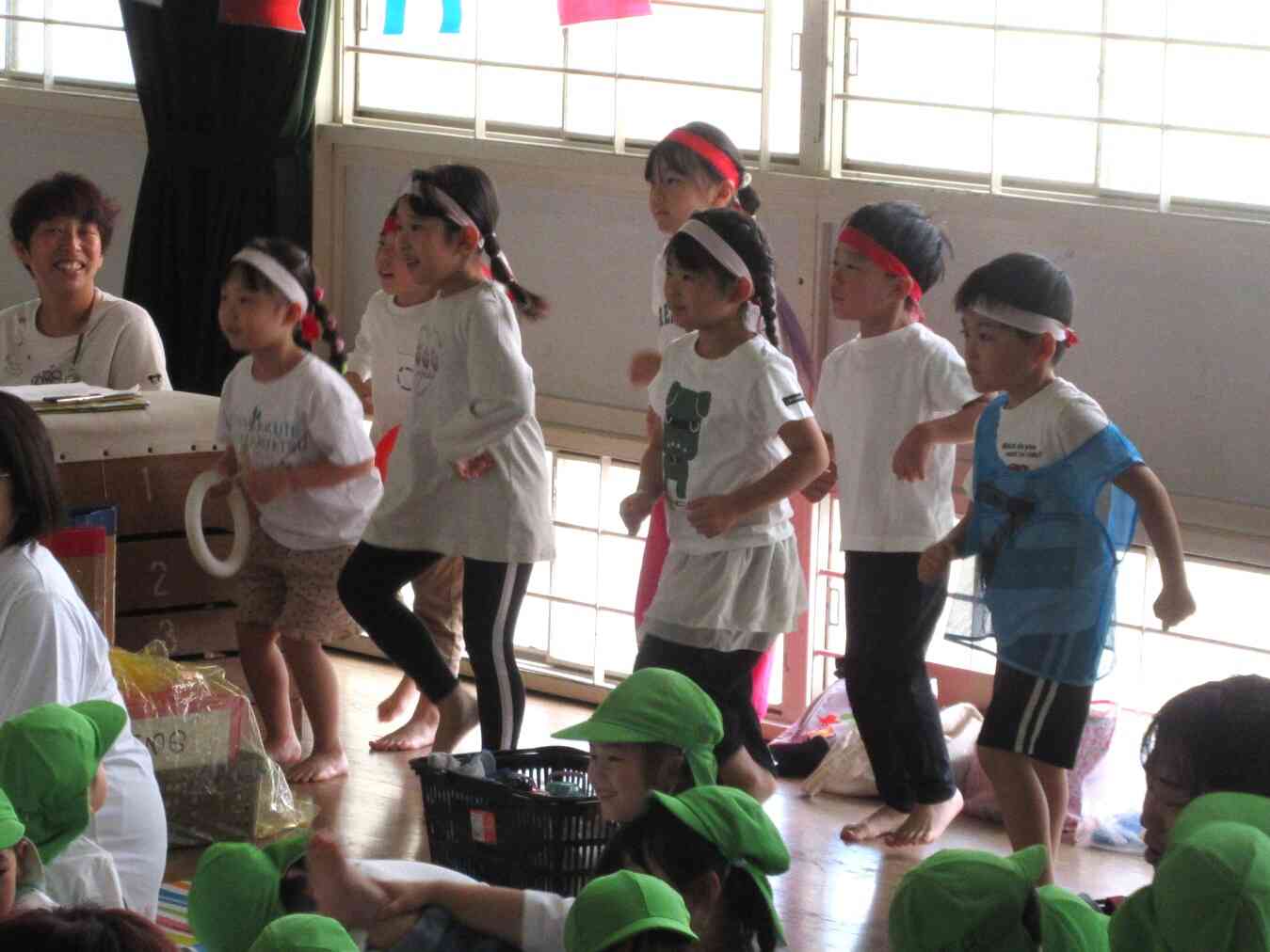 次の競技でスタンバイしている間、くま組さんのダンスを一緒に踊るきりん組♪次はリレーです。