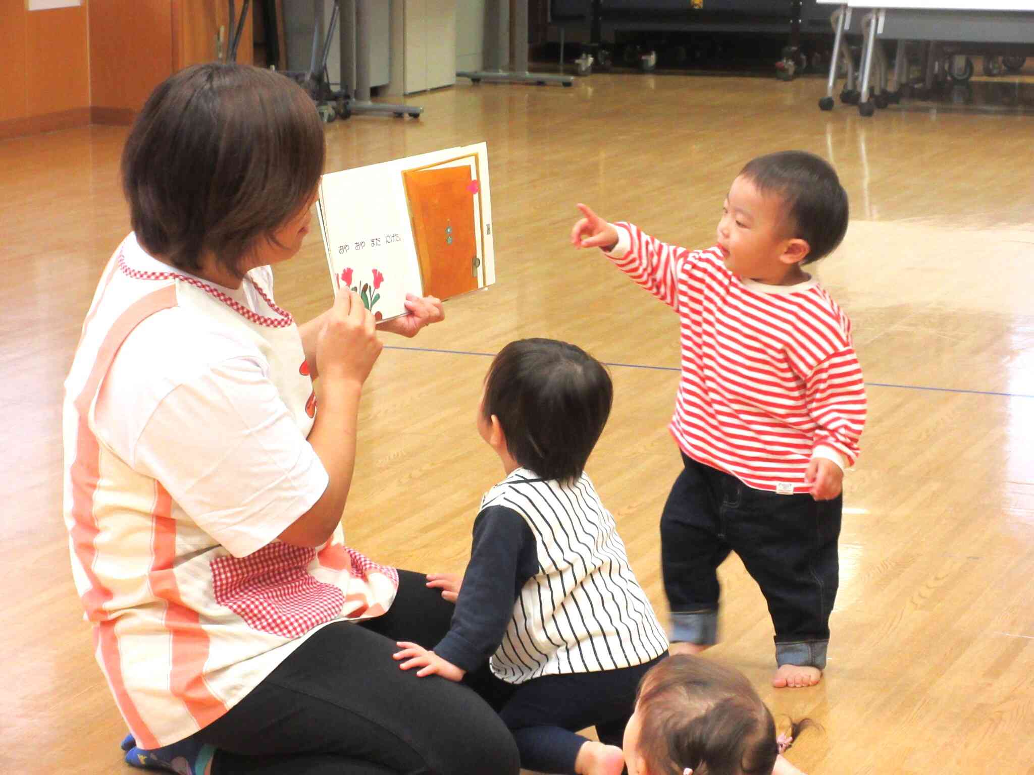 『きんぎょがにげた』の絵本をみんなで見ました。おやおや、金魚がまた逃げたね。