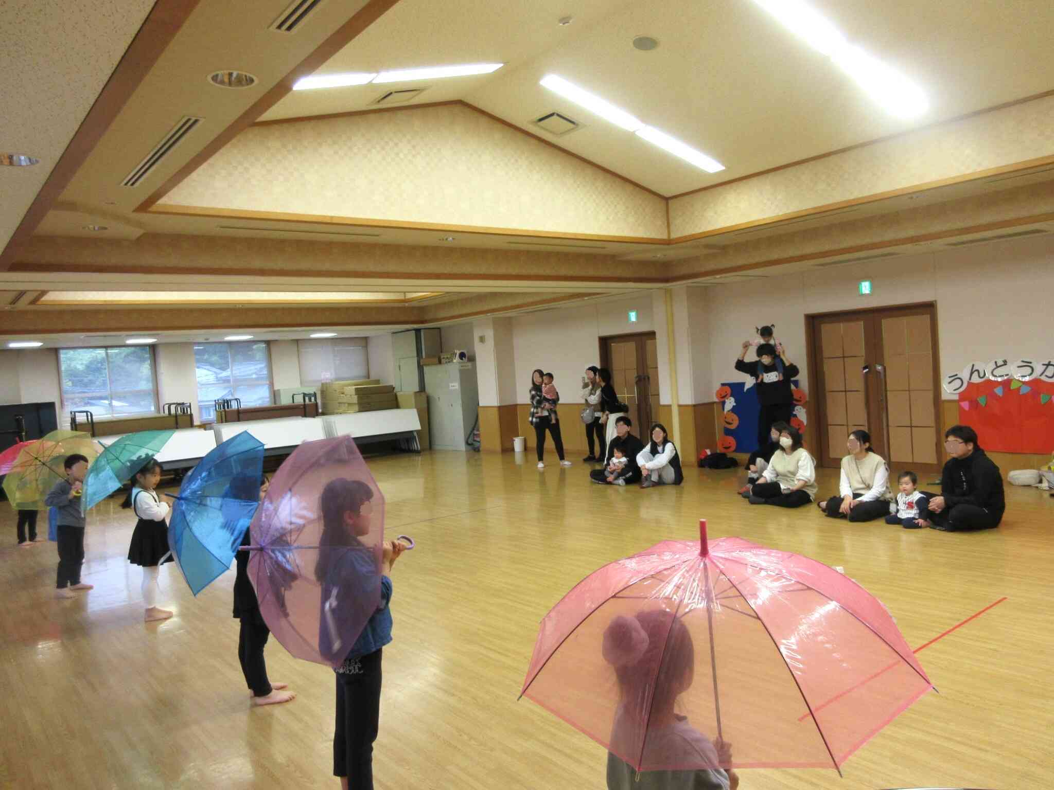 きりん組が運動会で踊ったダンスを披露しました。たくさんの拍手をもらって嬉しかったね♬