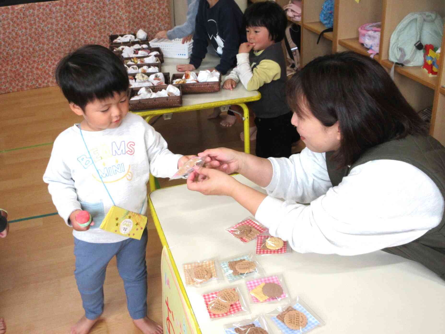 職員手作りのビスケットはいかが？本物みたいでしょ！