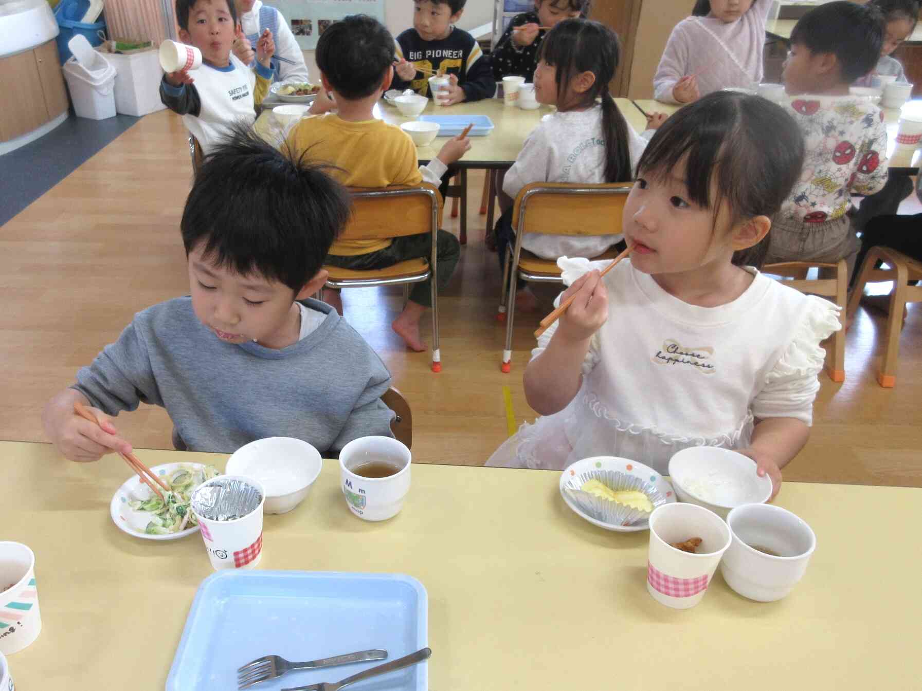 給食室からは「からあげやさん」を出店。子ども達は、本日の『売上金』であげを買いに行きました♪