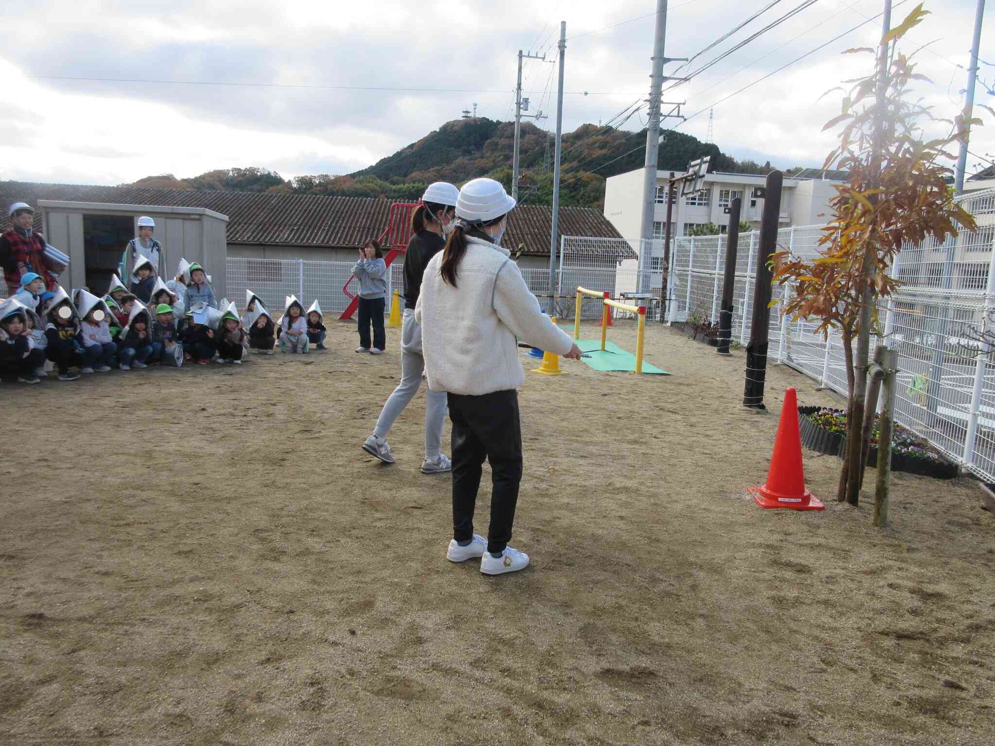 職員が水消火器を使用して、消火訓練をしました。