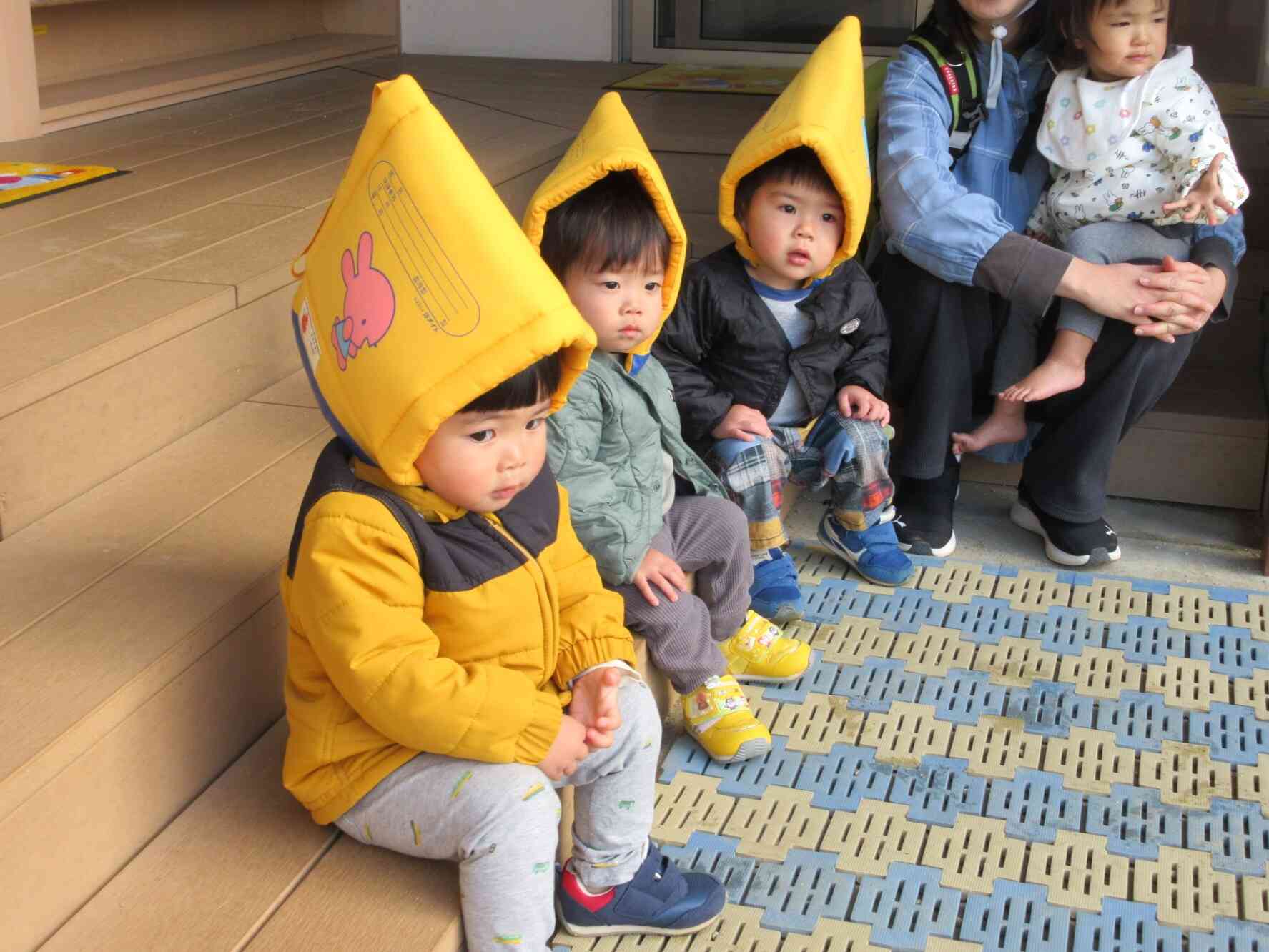 防災頭巾、上手に被れているね。